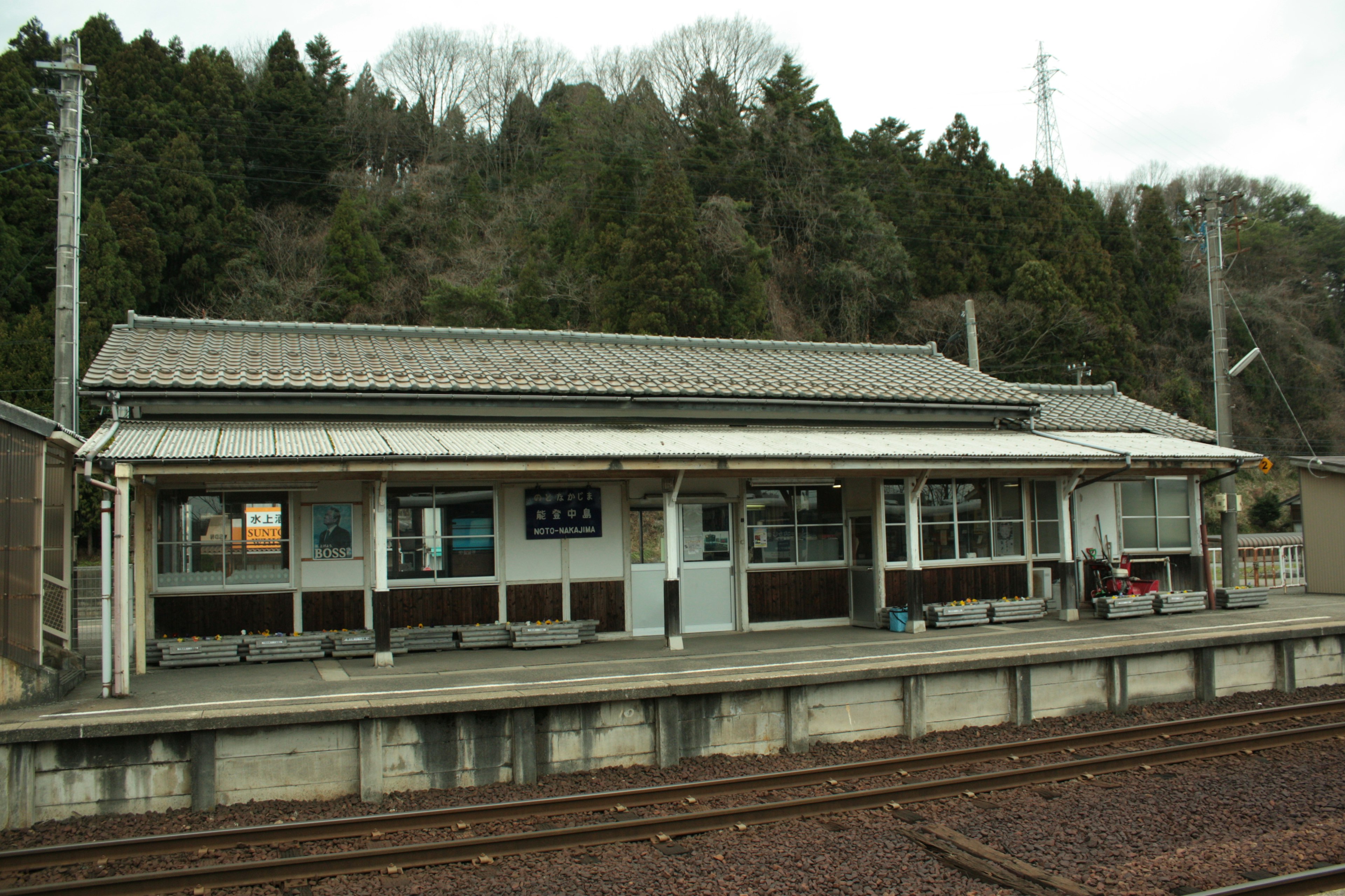 Alte Bahnhofsgebäude mit Bergen im Hintergrund