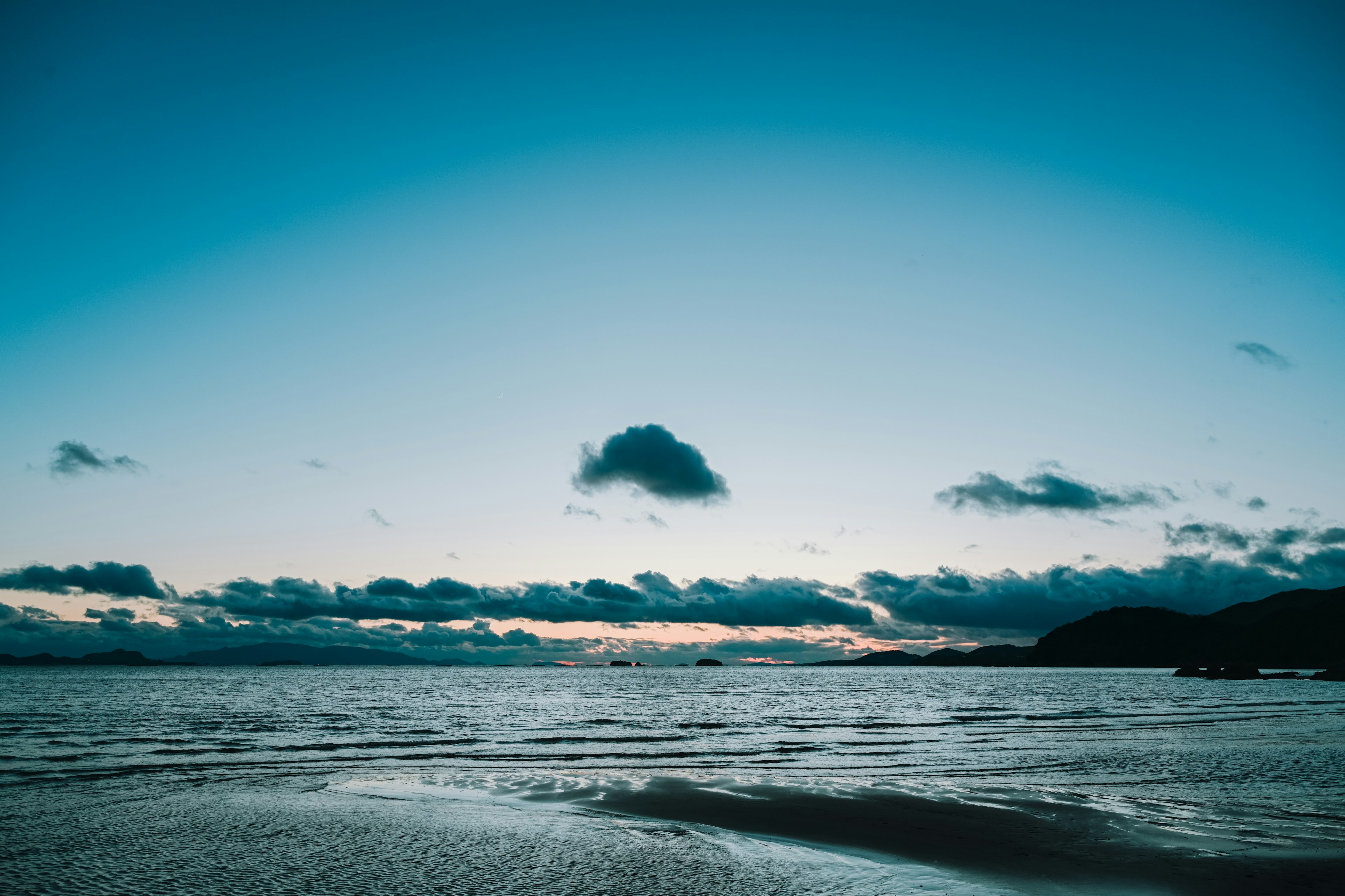 Paesaggio di mare calmo e cielo blu