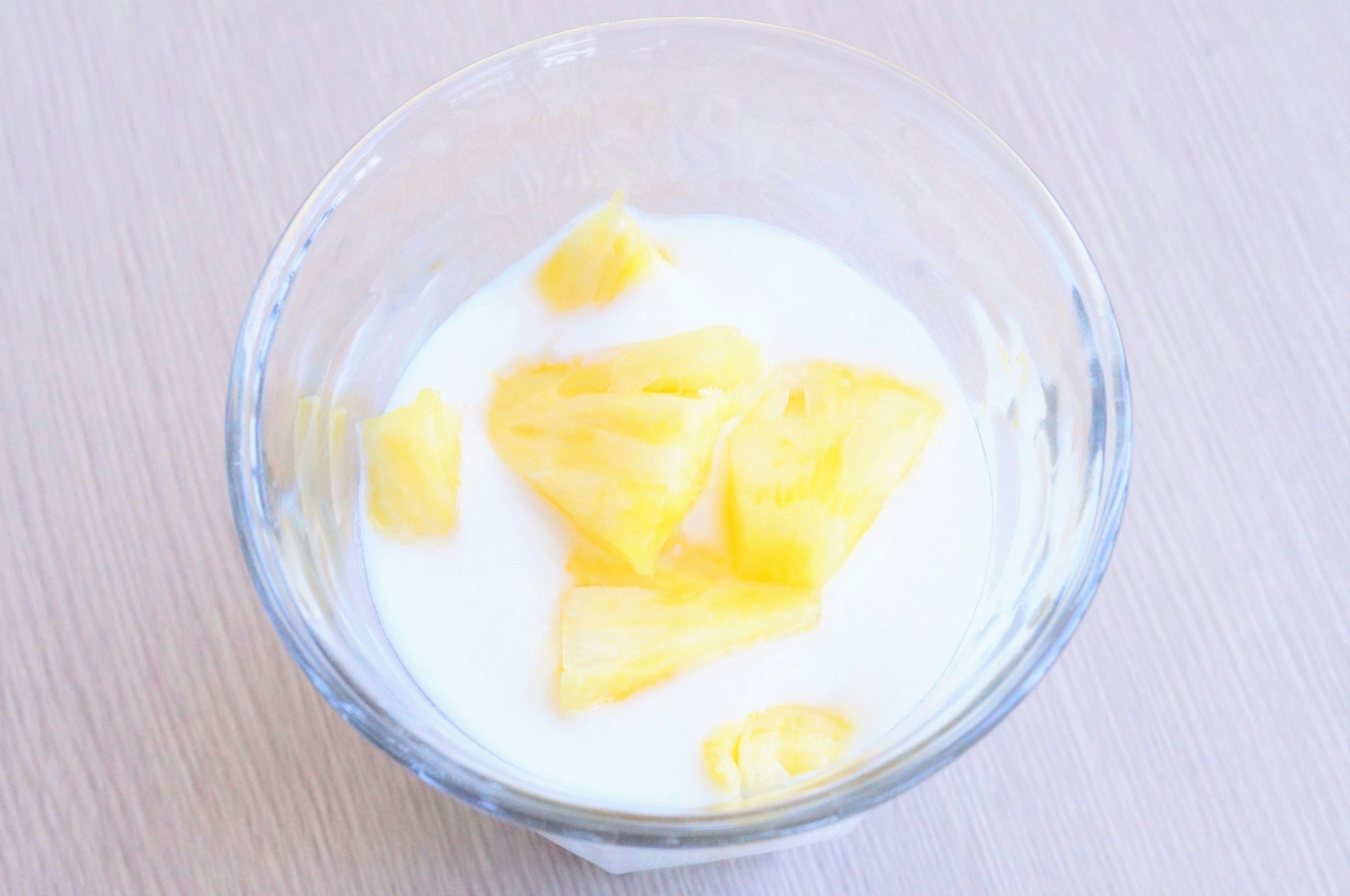 Una ciotola di yogurt cremoso guarnita con pezzi di ananas