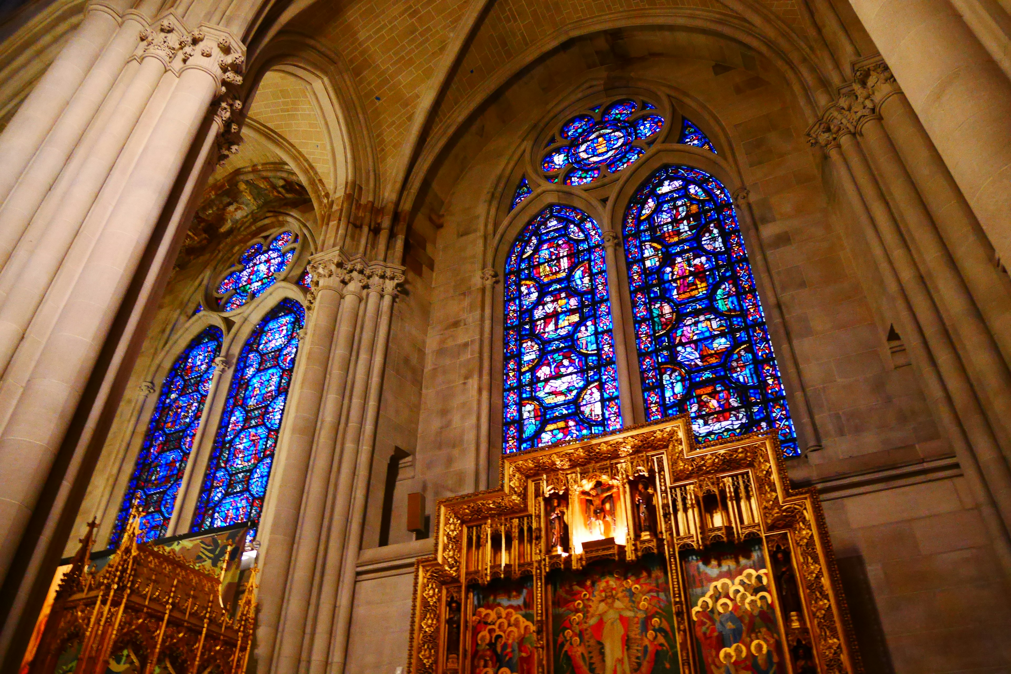 Interior gereja dengan jendela kaca patri yang indah dan altar yang megah