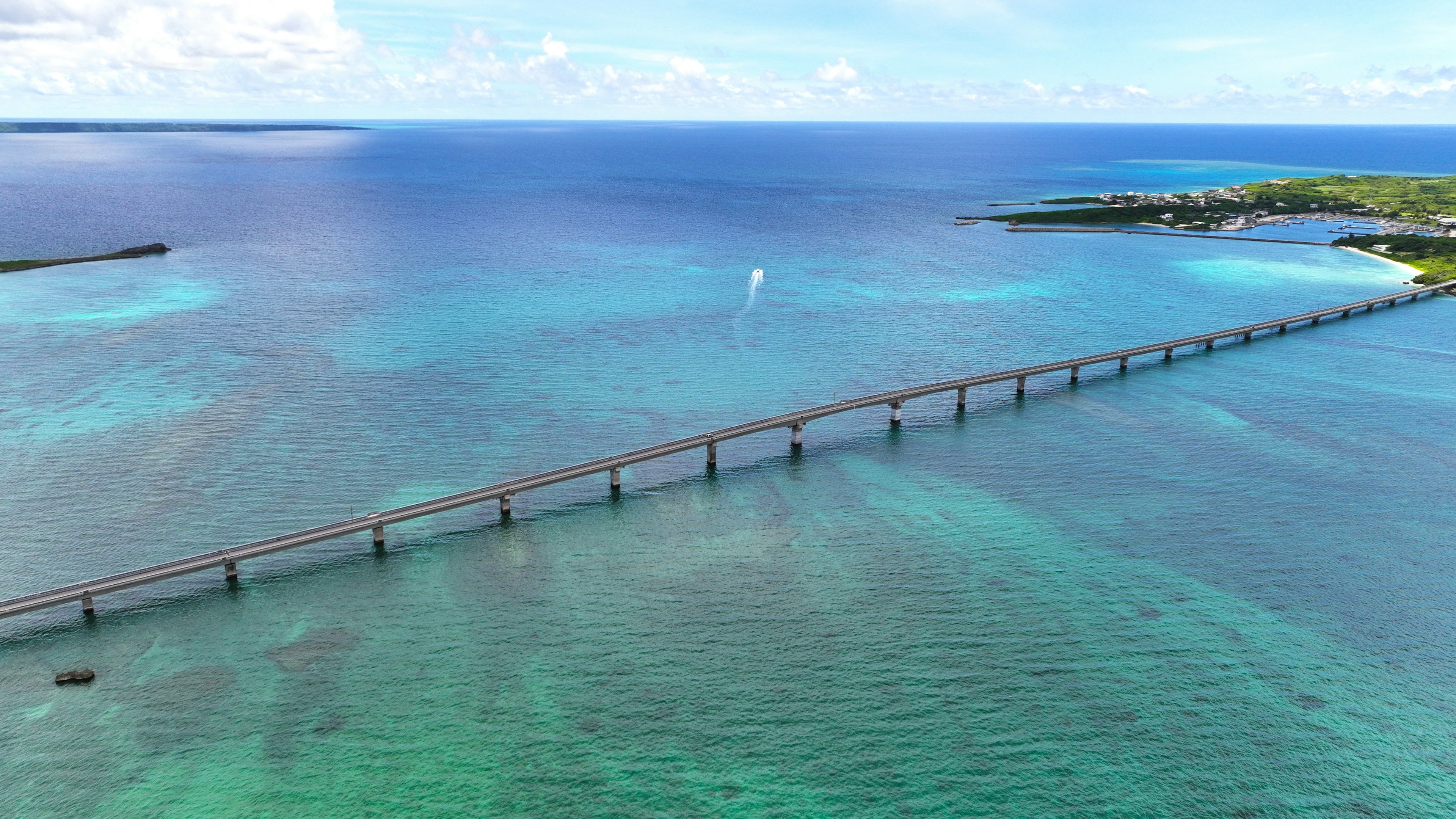 Vista aerea di un oceano blu con un lungo ponte