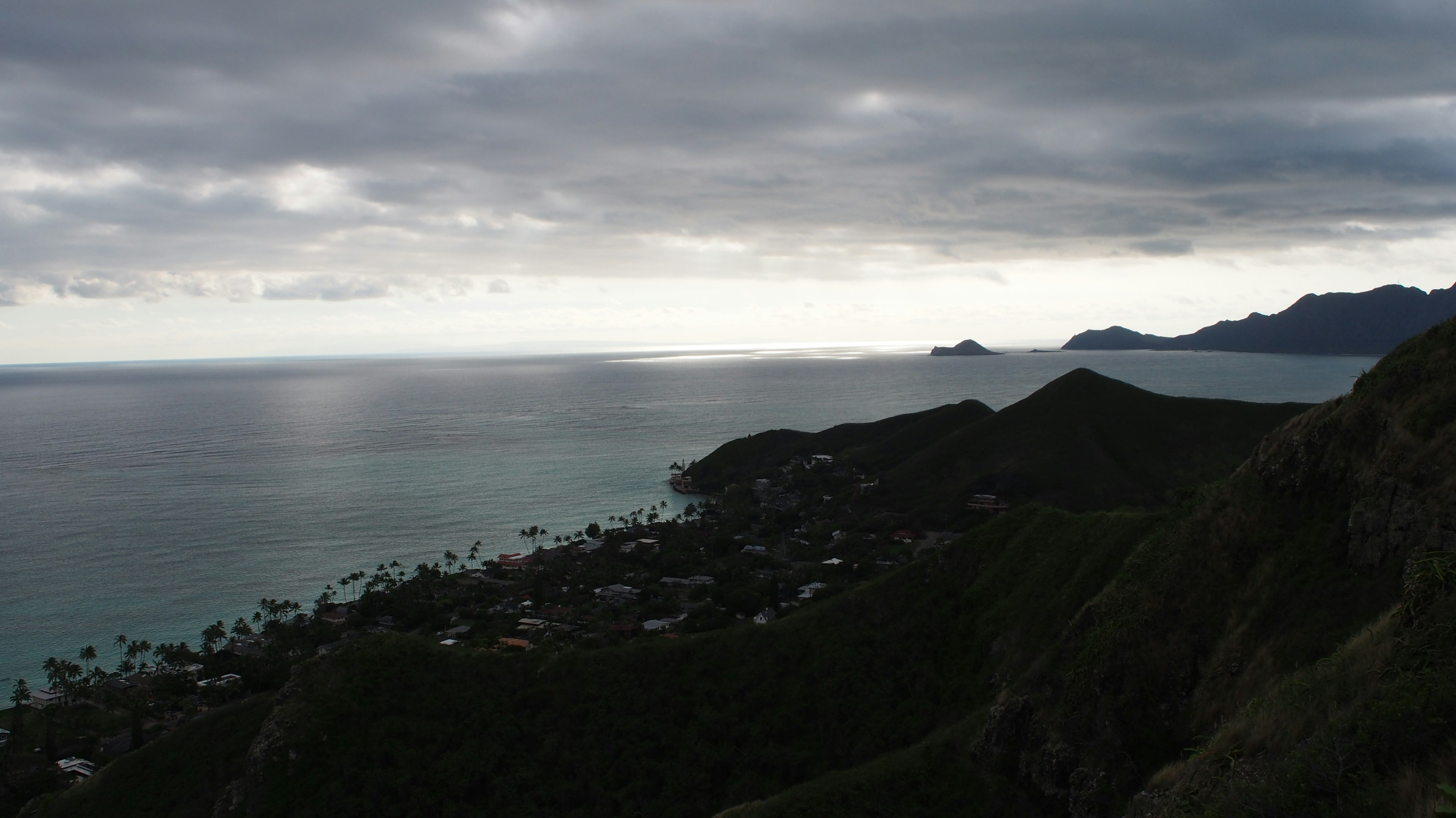 Vista panoramica di montagne e oceano sotto un cielo nuvoloso