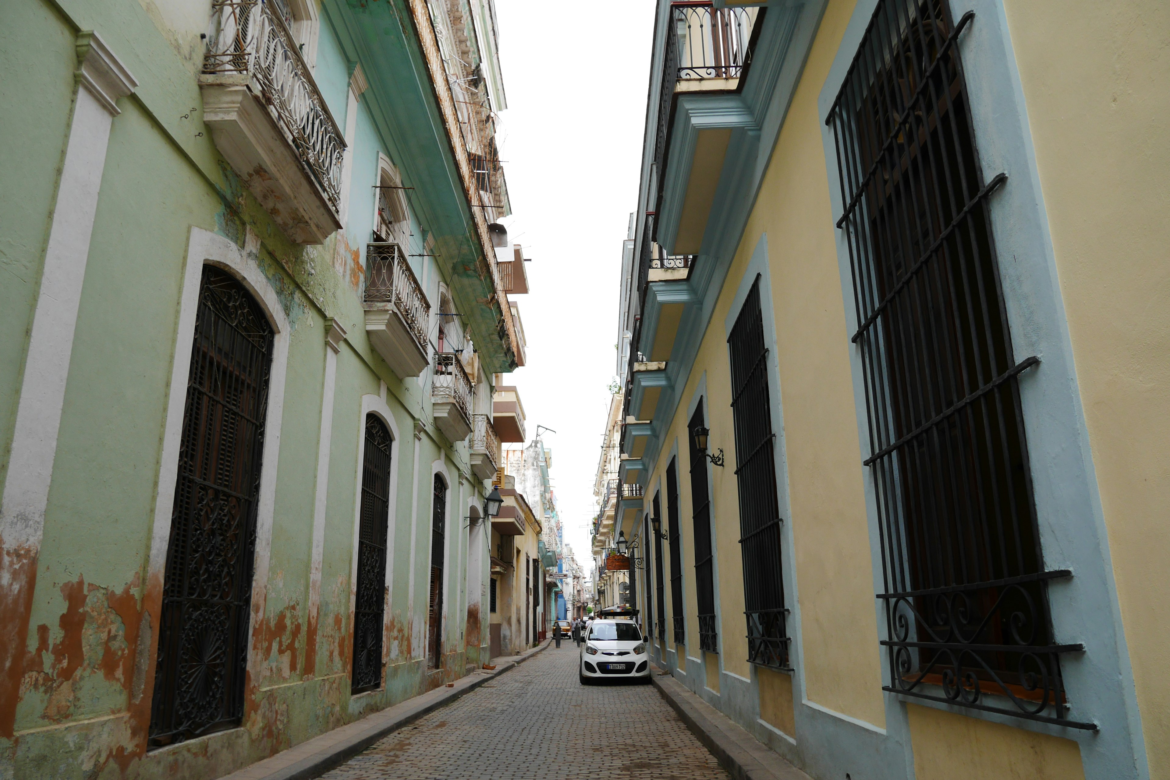 Calle estrecha con edificios coloridos y arquitectura vintage