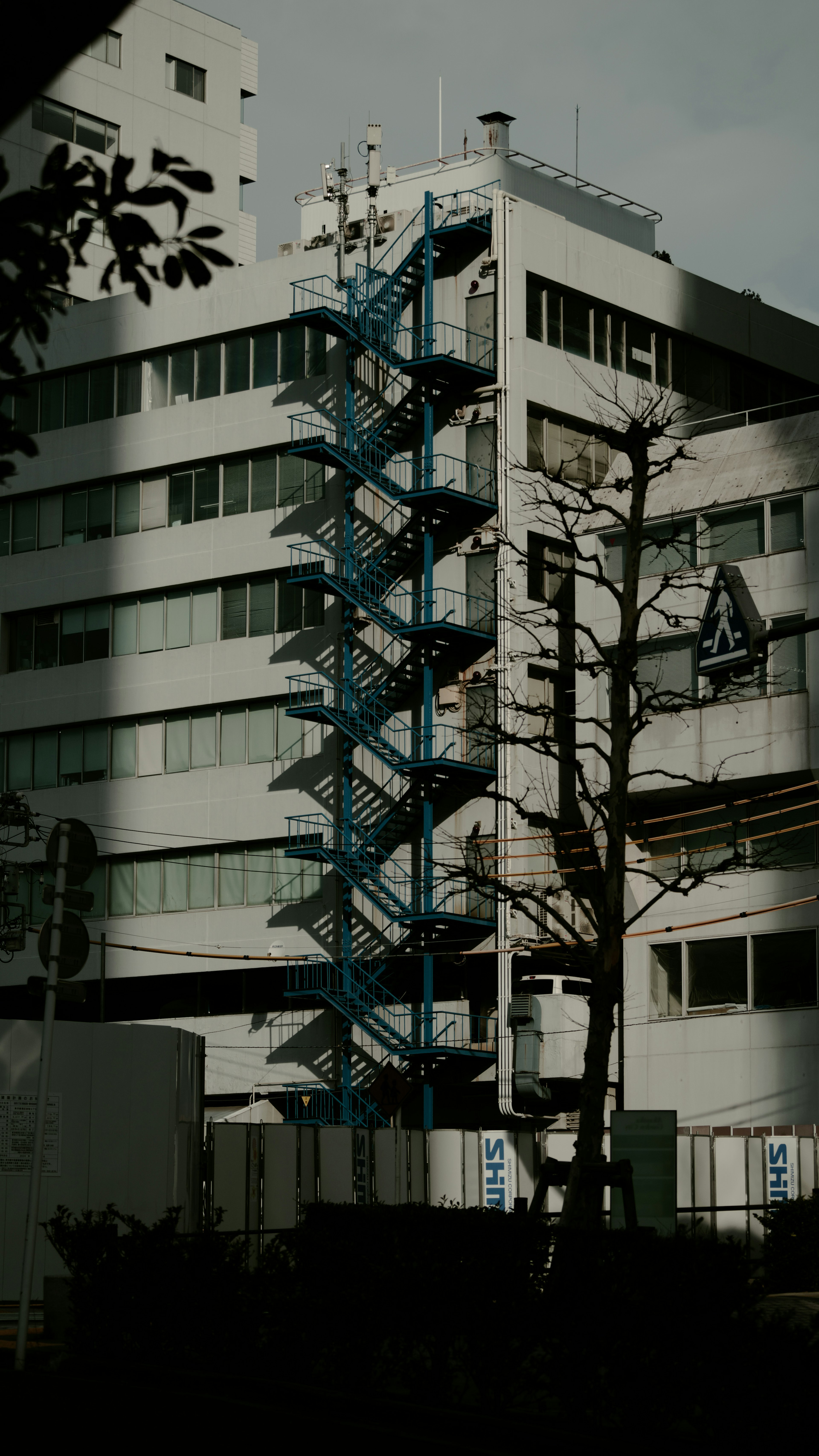 Extérieur d'un bâtiment moderne avec une échappatoire bleue