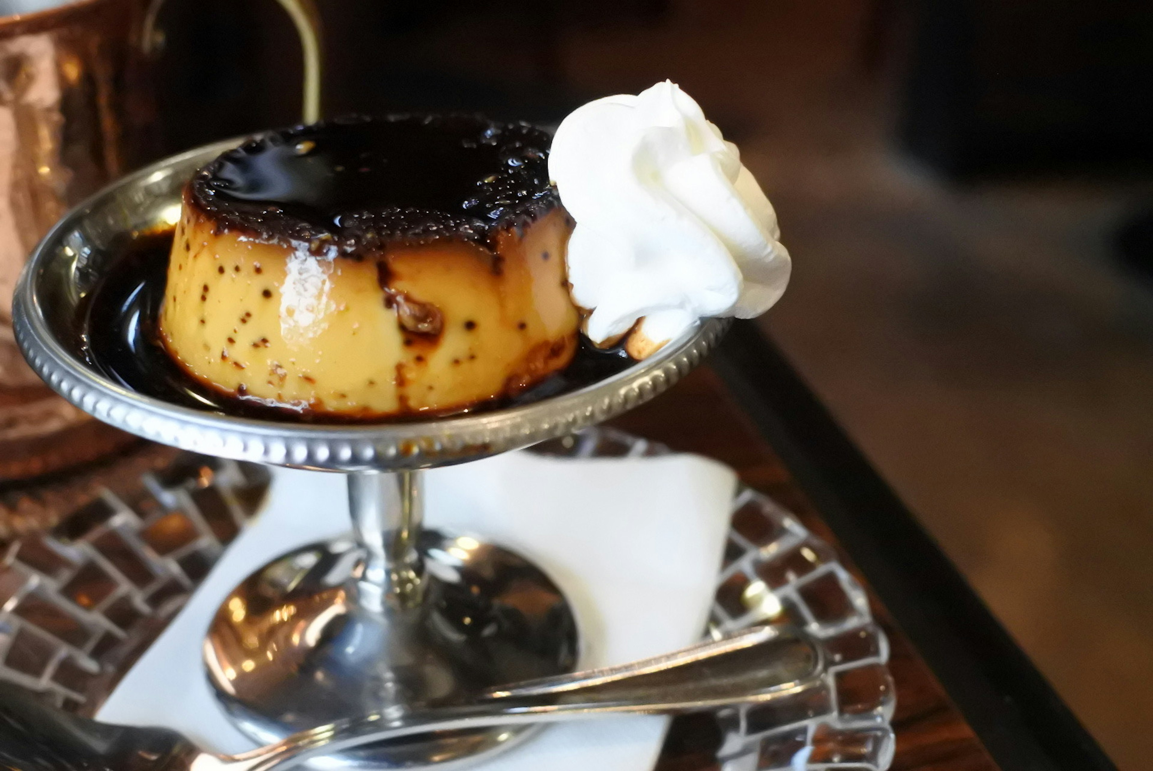 Dessert crémeux à la vanille surmonté de sauce au chocolat et de crème fouettée