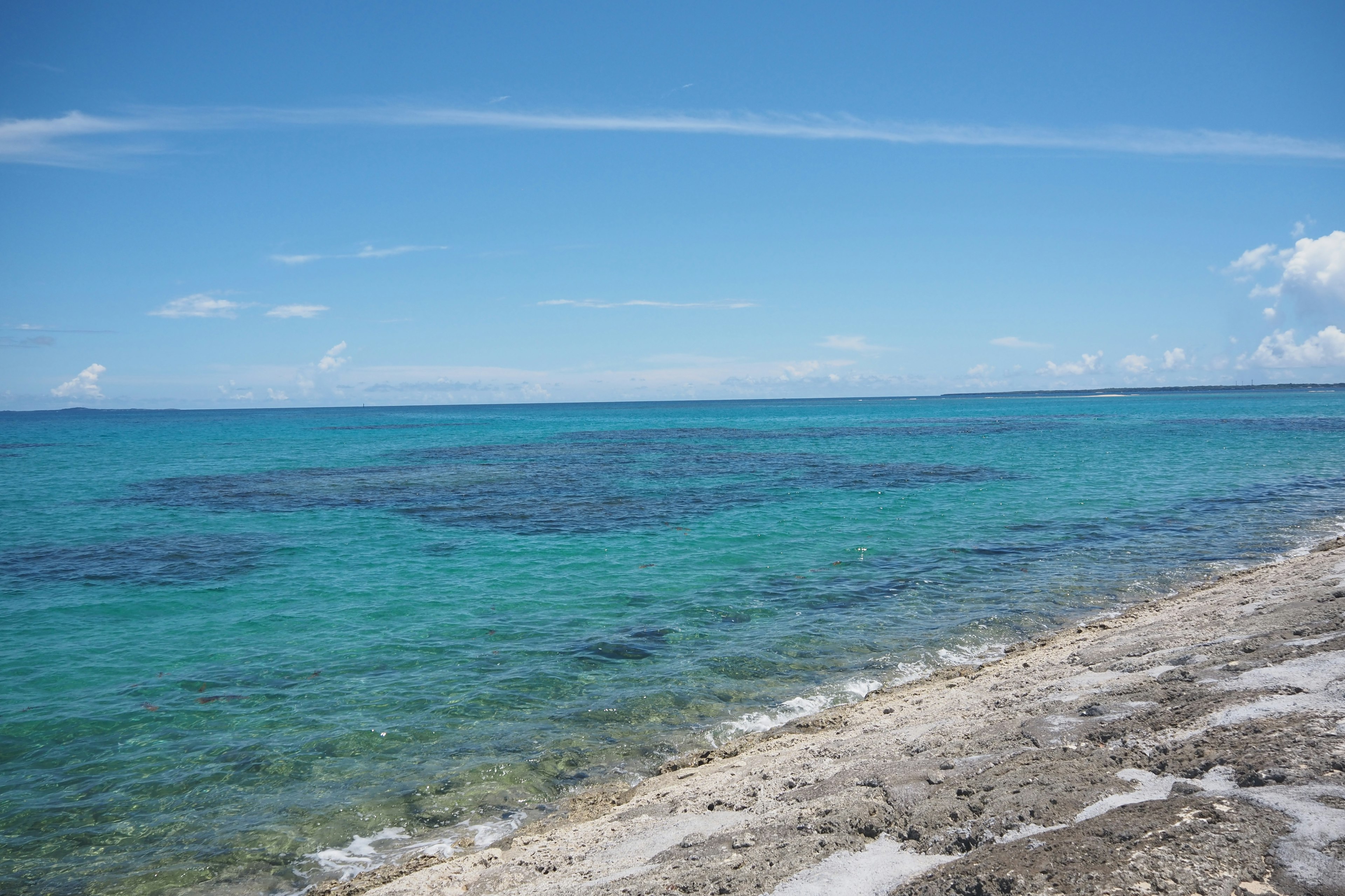 ทิวทัศน์ของมหาสมุทรสีน้ำเงินและชายหาดทราย