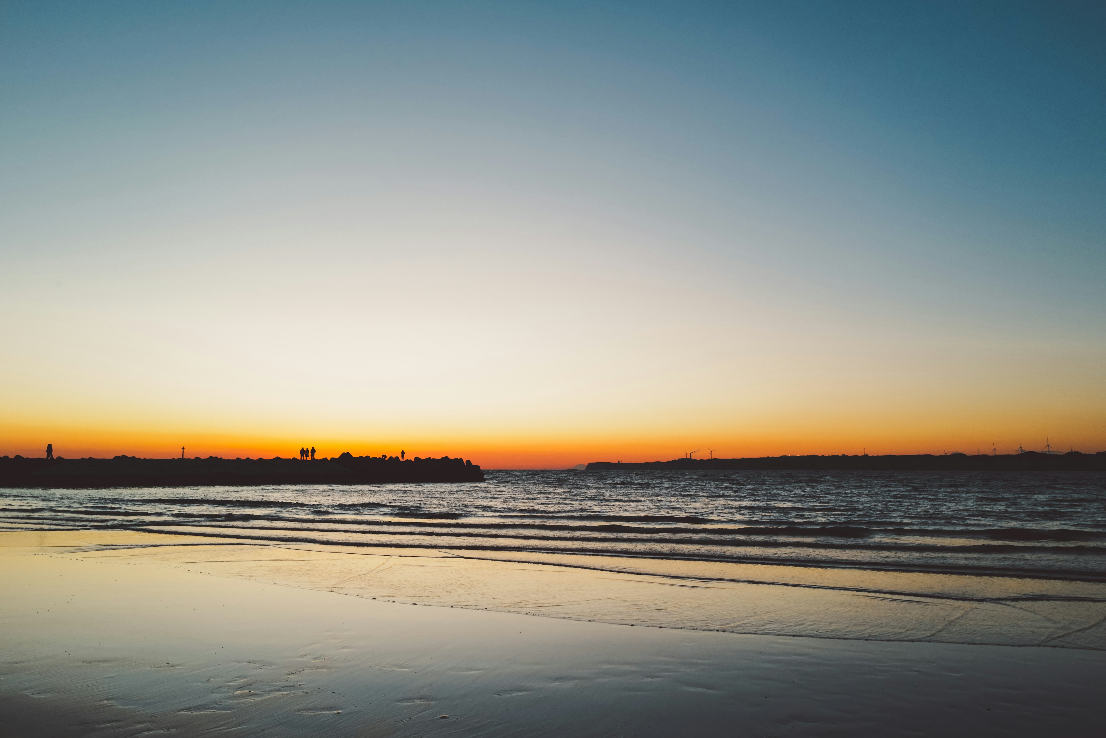 Pemandangan pantai yang indah saat matahari terbenam dengan warna-warna cerah