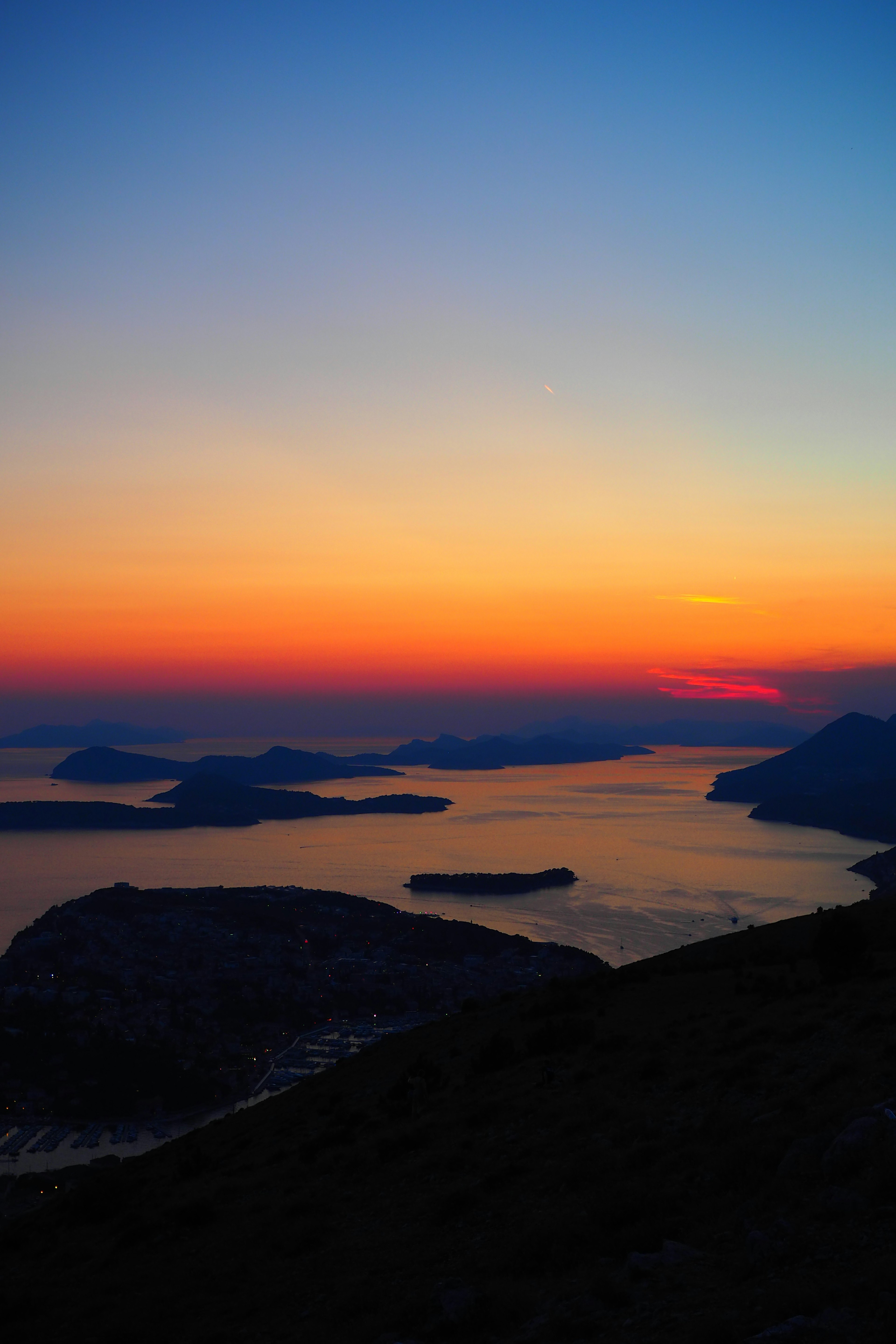 Hermoso atardecer sobre el mar con islas