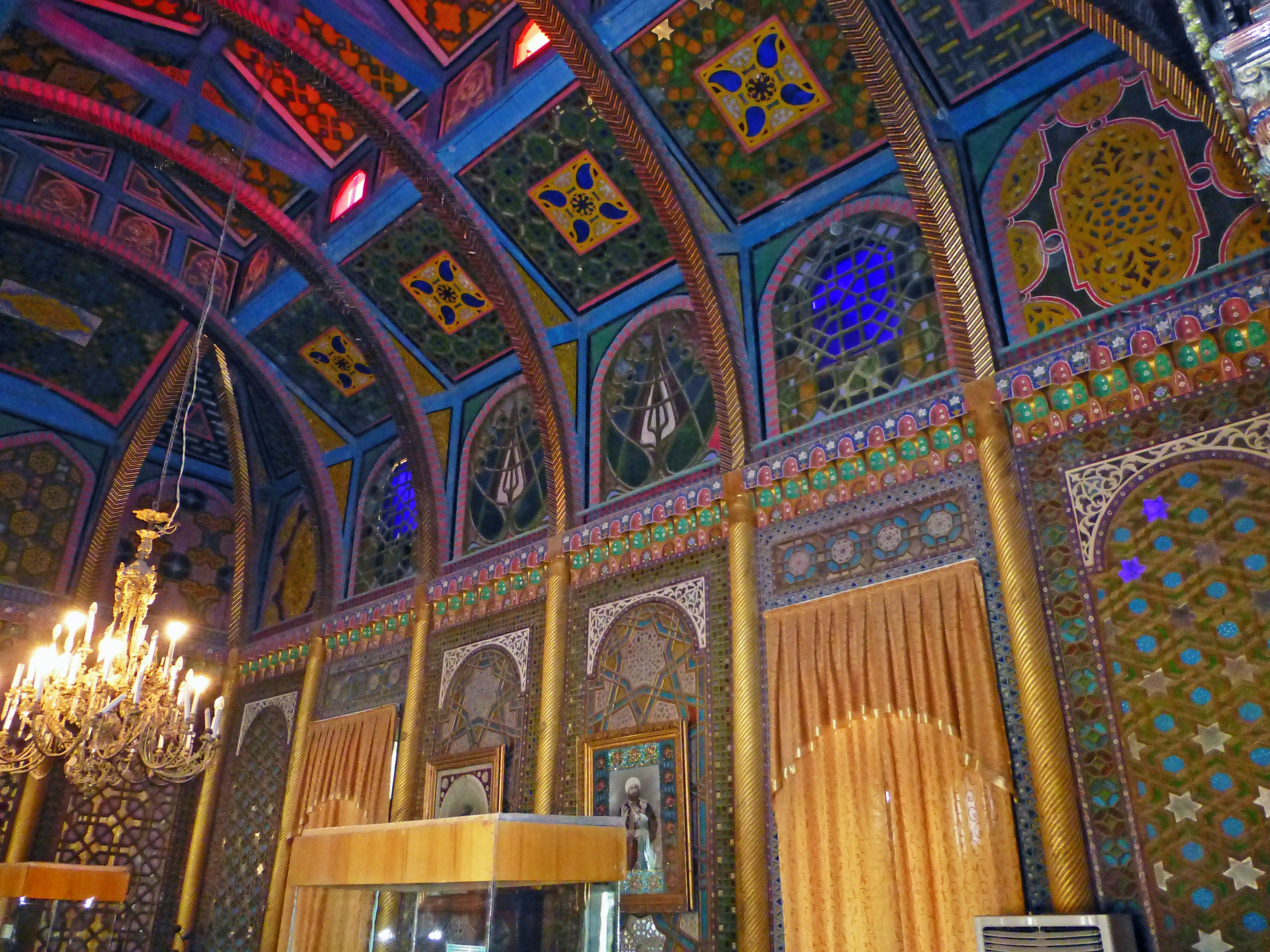 Vista interior de una habitación con decoraciones ornamentadas en el techo y las paredes