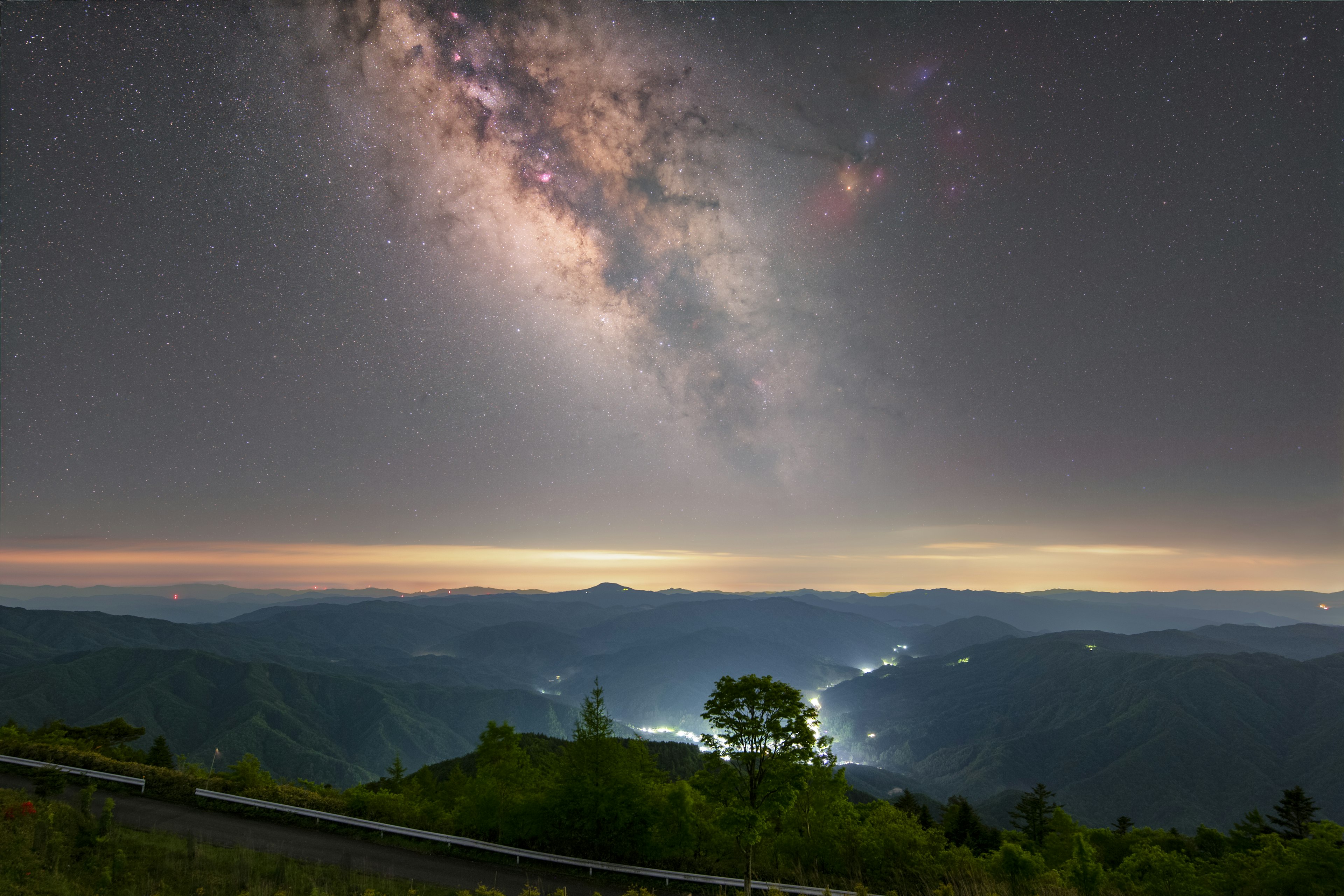 夜空に広がる天の川が見える山の風景