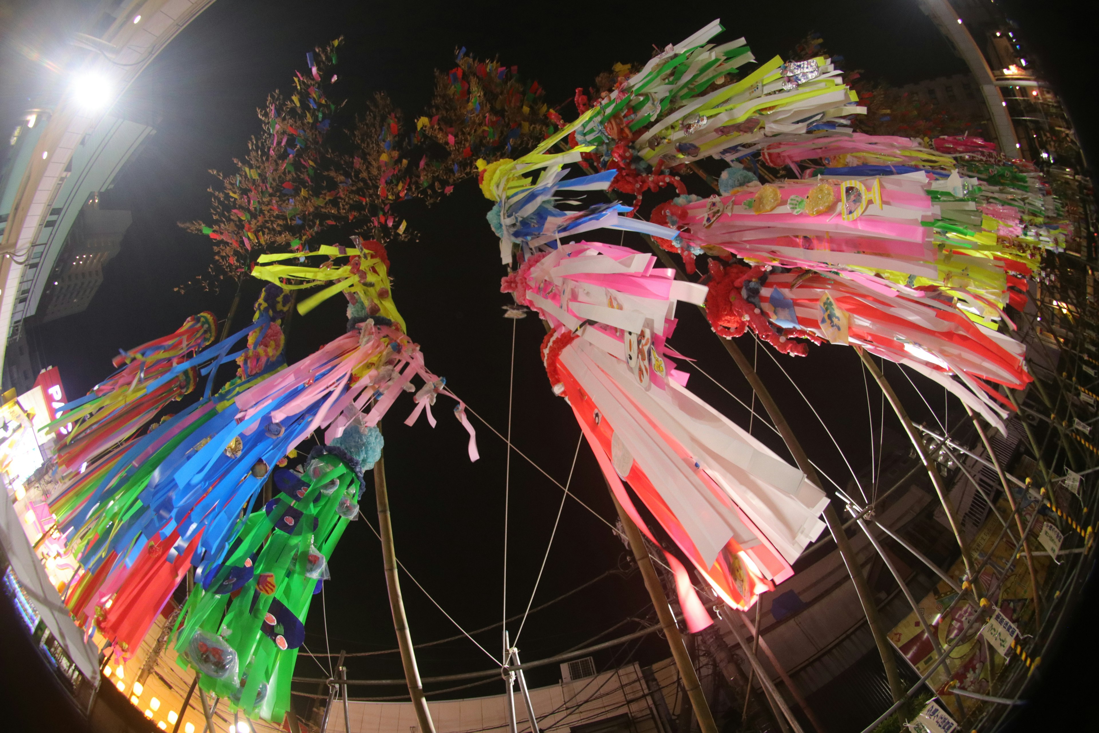 Exhibiciones decorativas de bambú colorido iluminadas en el cielo nocturno