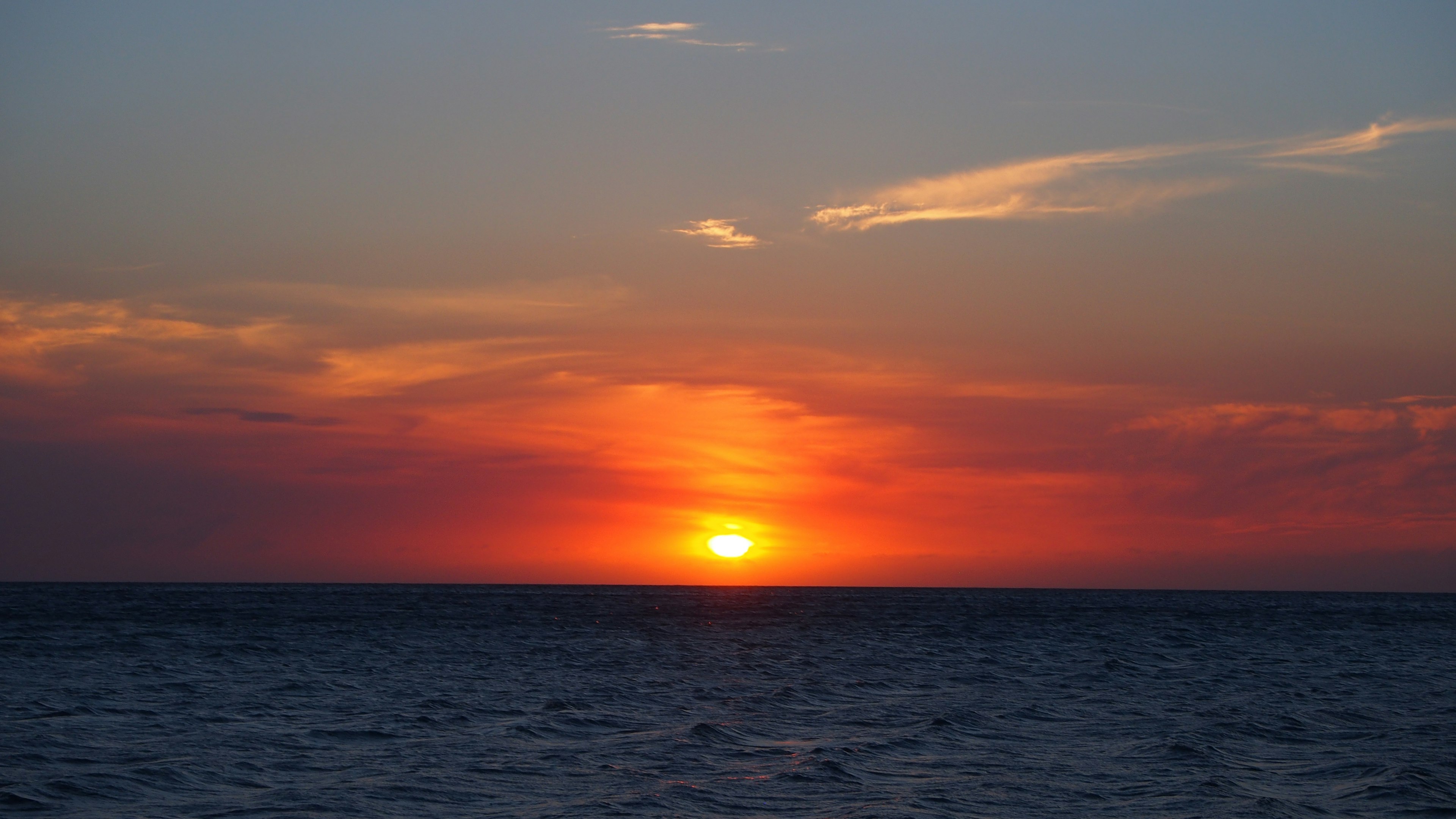 Hermoso atardecer sobre el océano