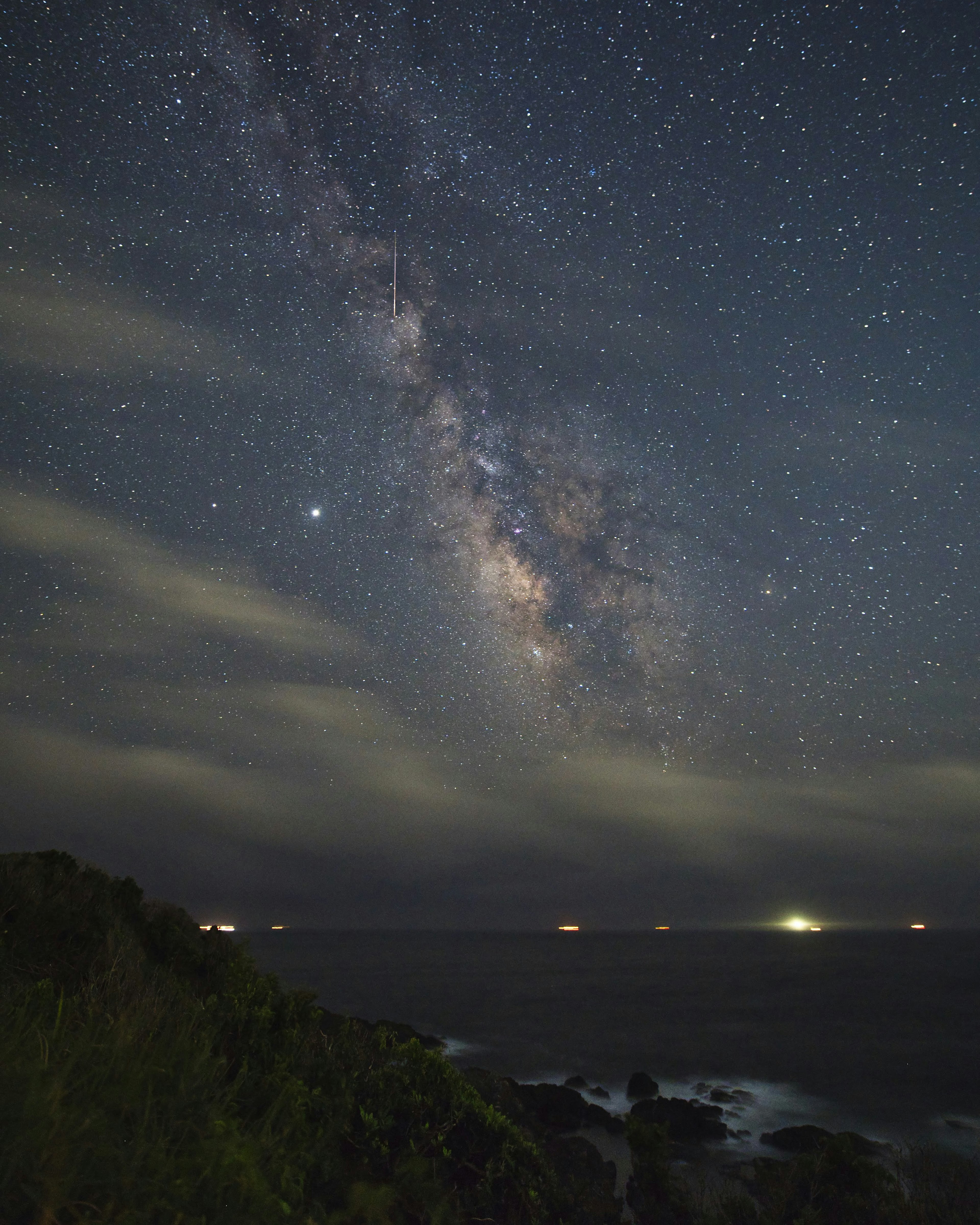 Hermosa vista de la Vía Láctea sobre el océano bajo un cielo estrellado