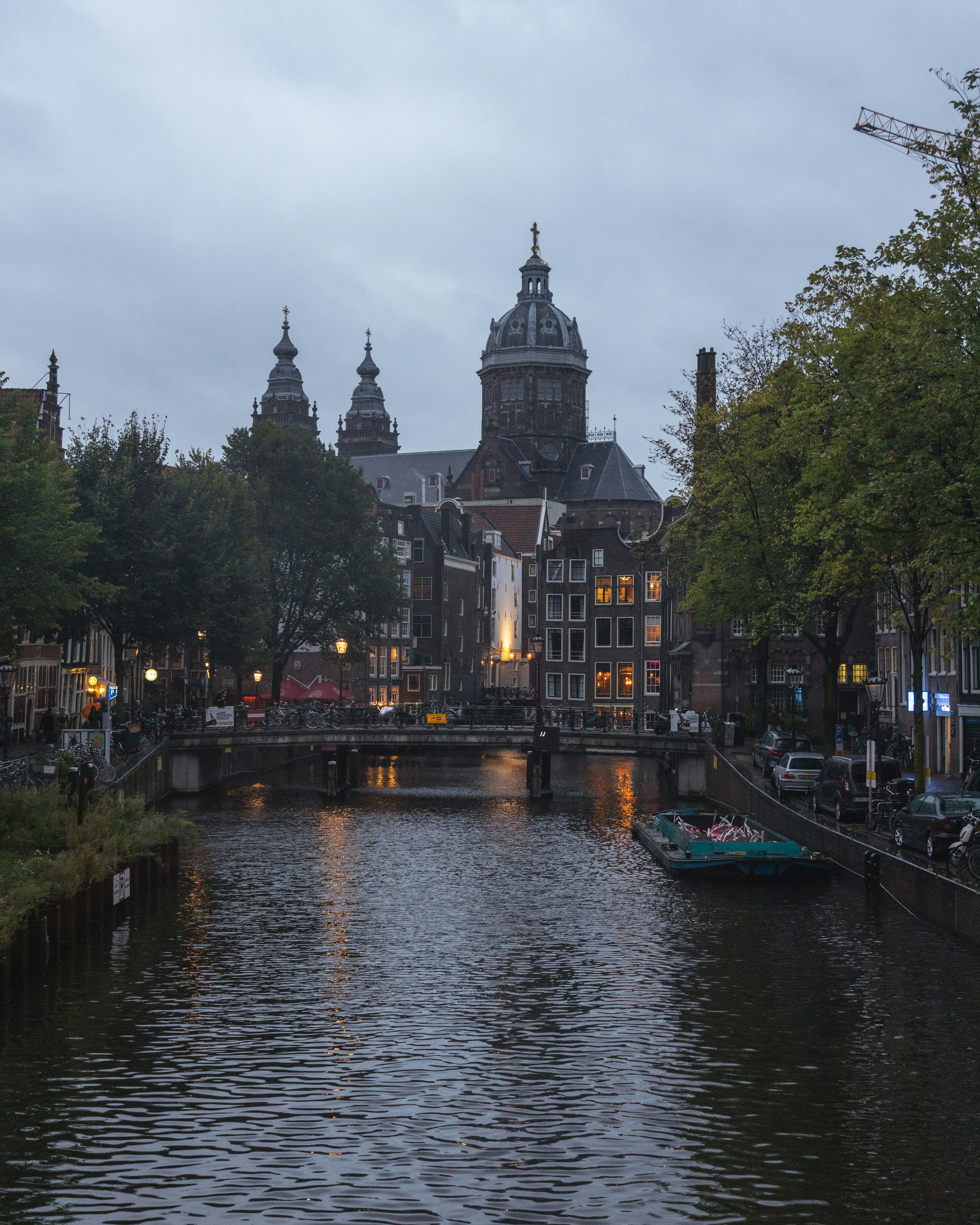 Canal de Ámsterdam con edificios históricos al anochecer