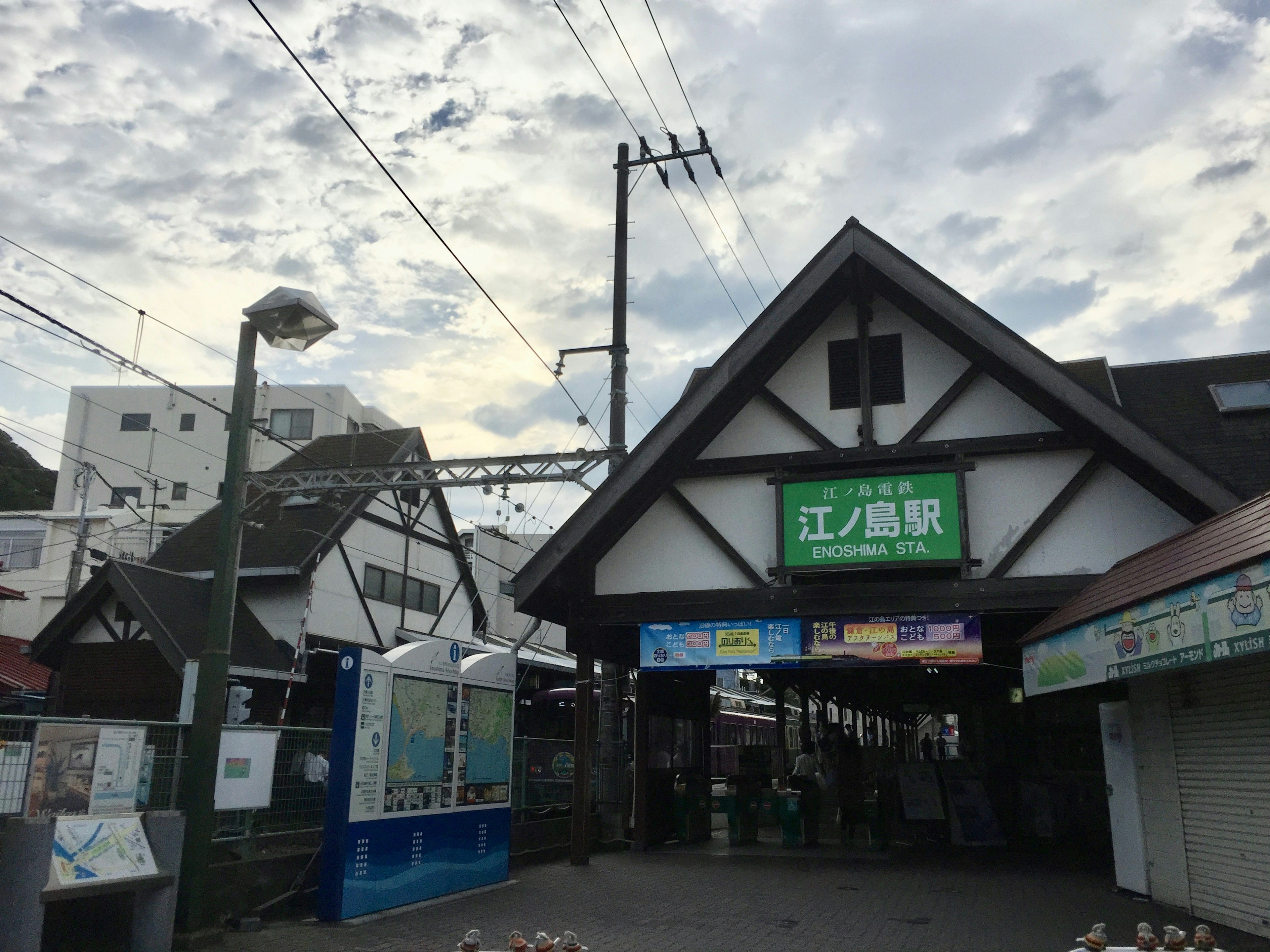 Exterior de la estación Enoshima del Ferrocarril Eléctrico de Enoshima con arquitectura distintiva