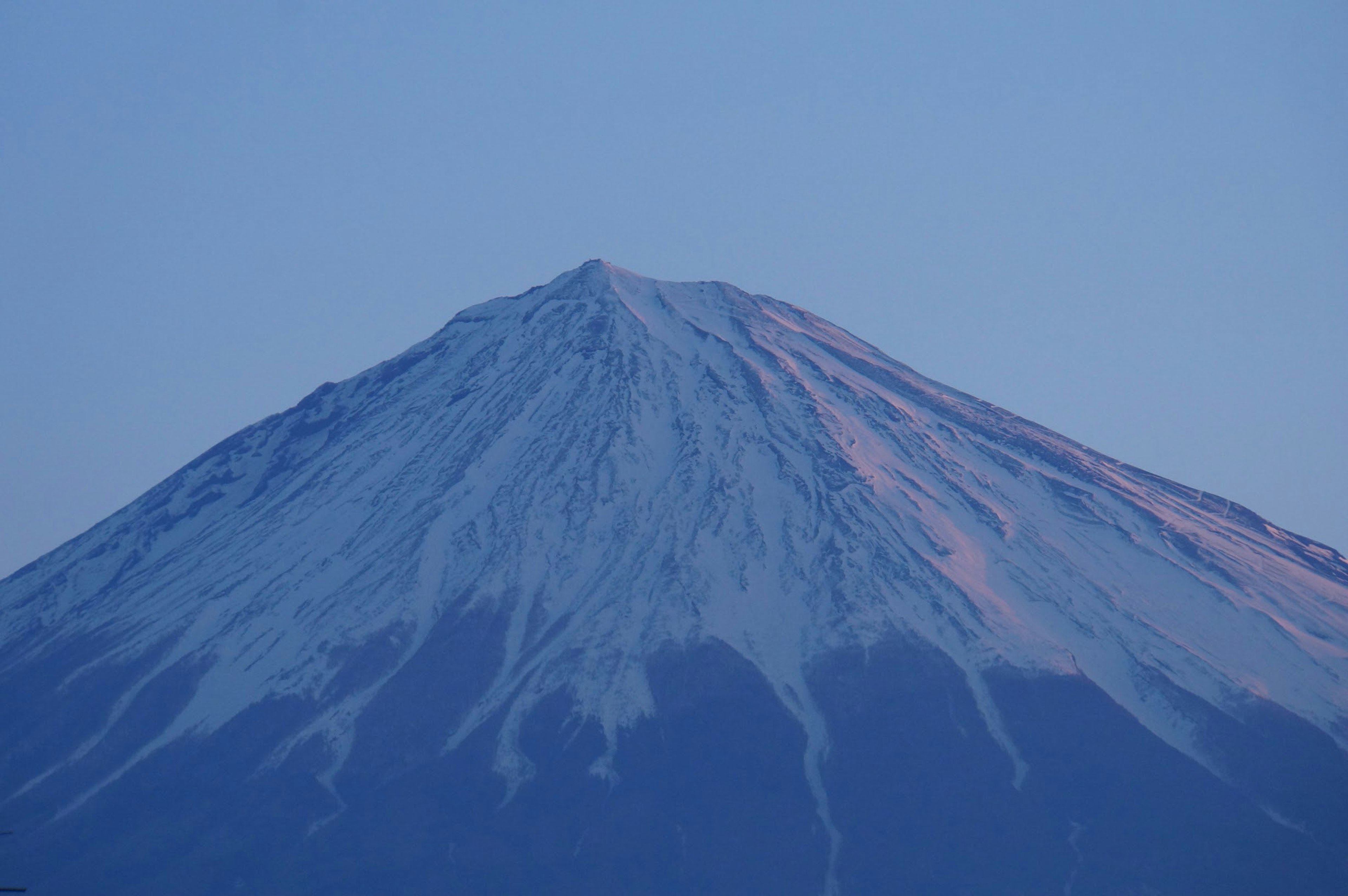 Bellissima cima innevata del Monte Fuji