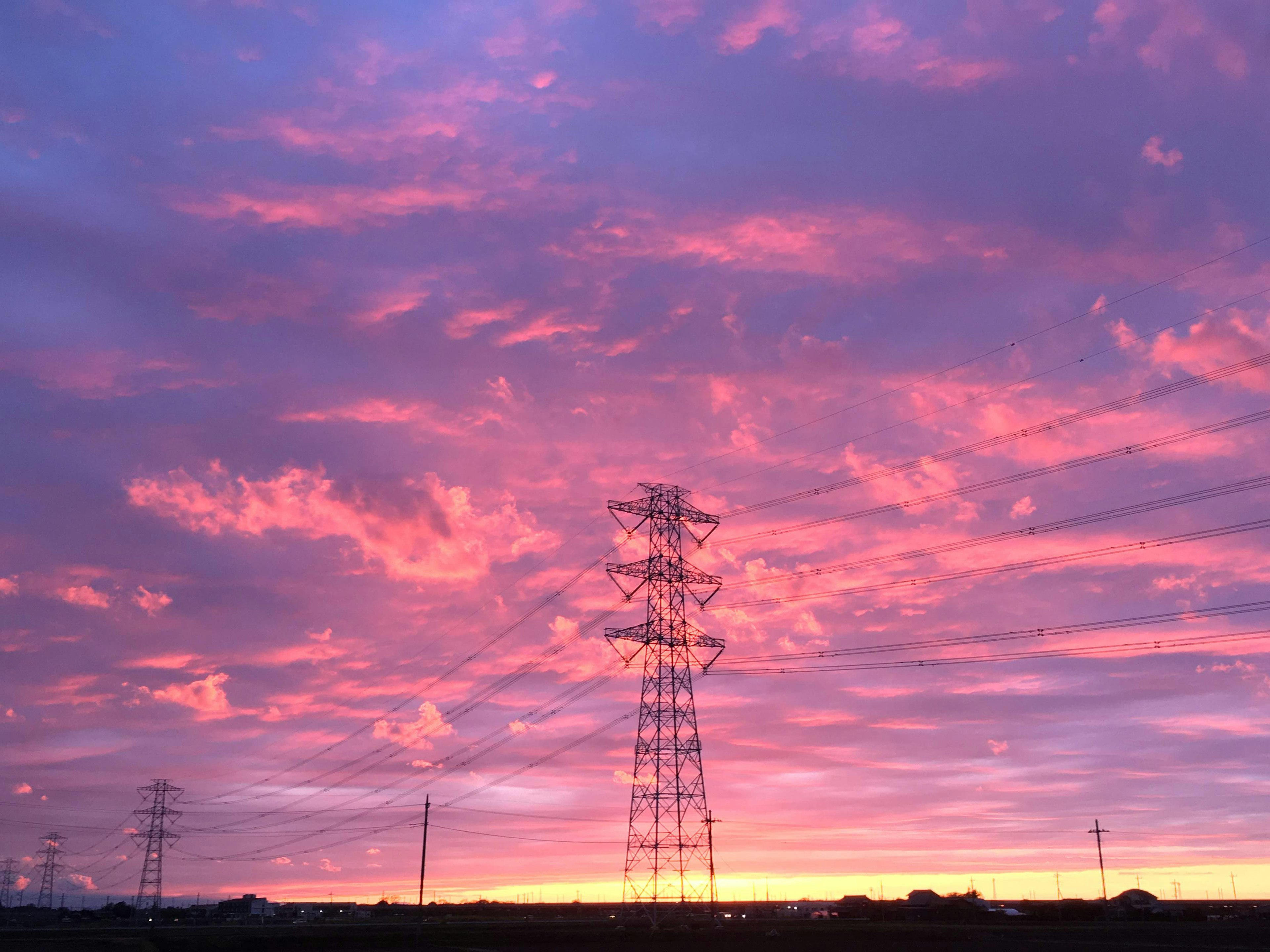 美しい紫色の夕焼けに映える電柱と雲