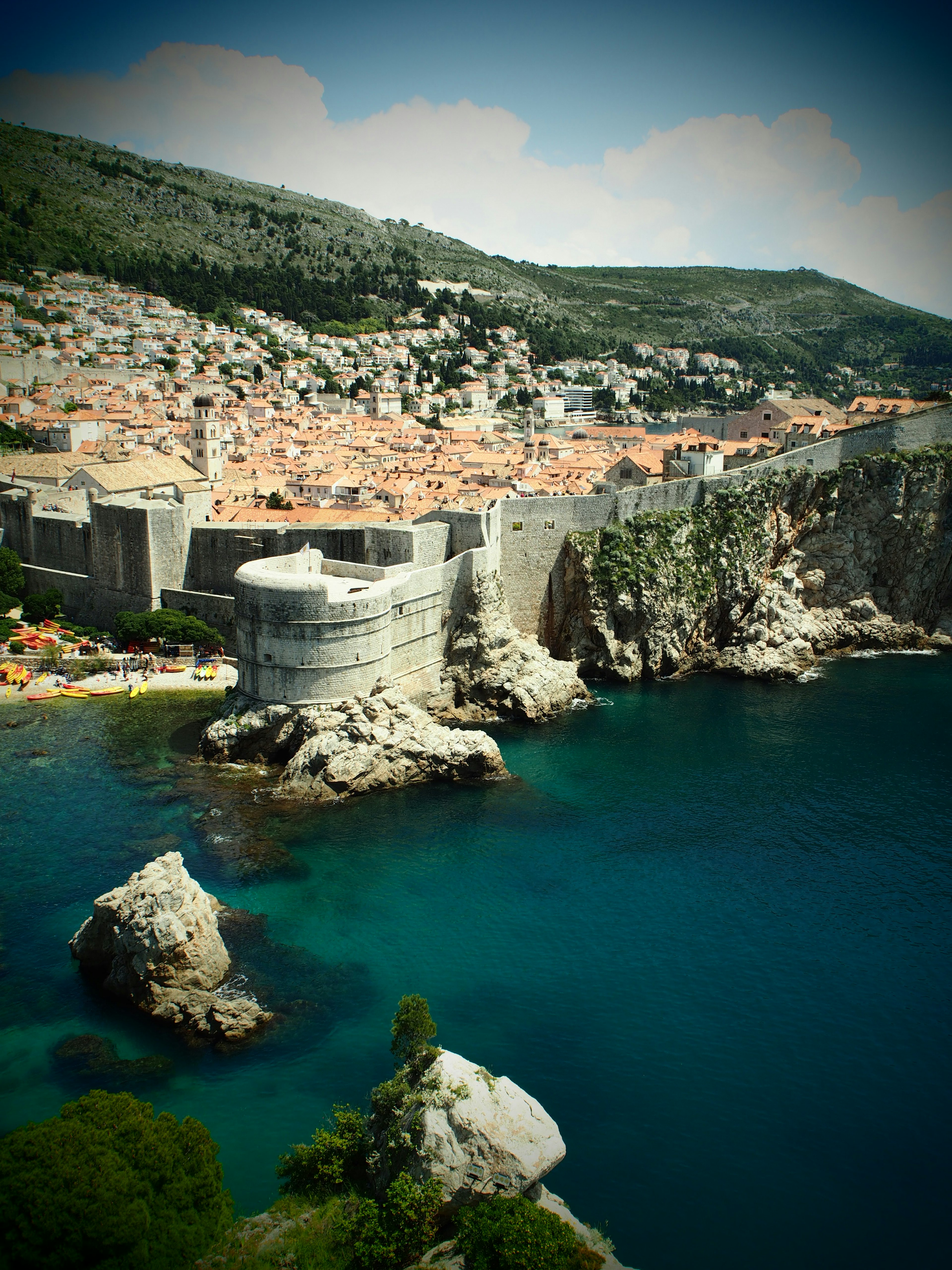 Cảnh đẹp của Dubrovnik với tường thành cổ và biển xanh ngọc