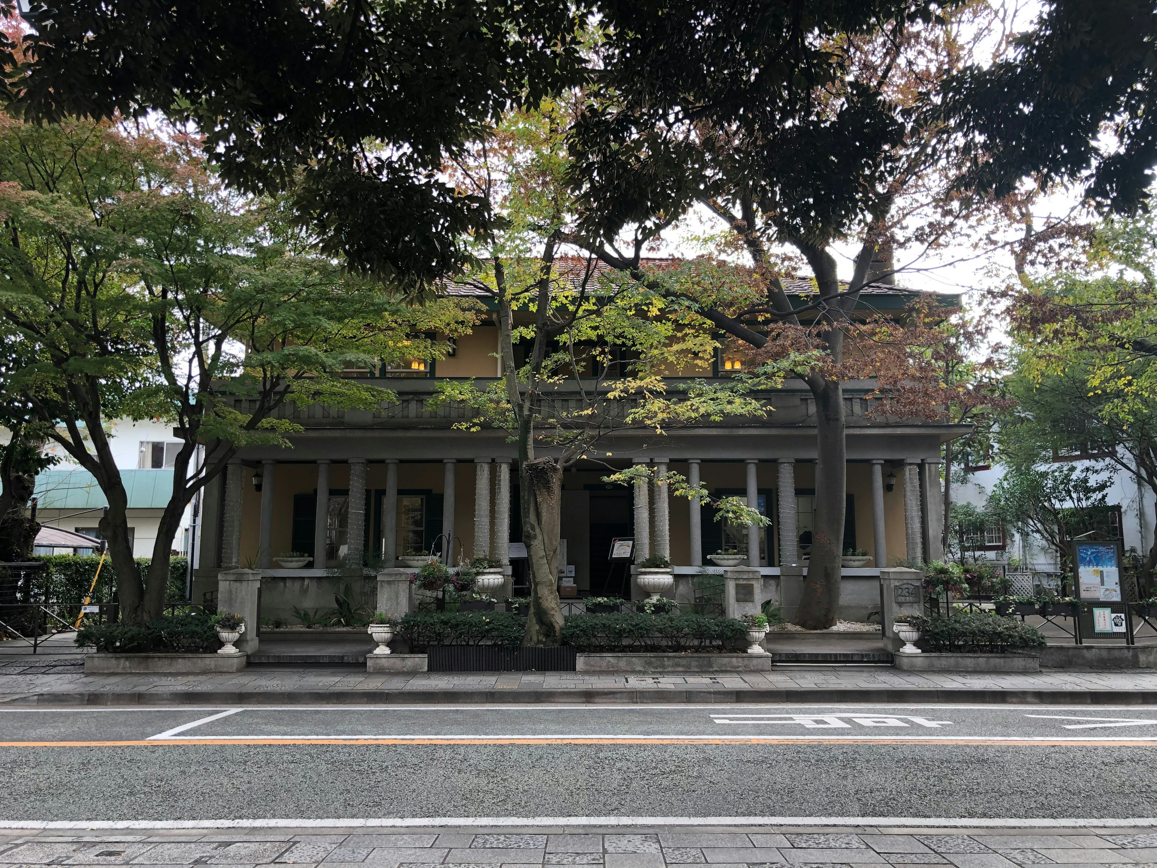 美しい建物が木々に囲まれている風景