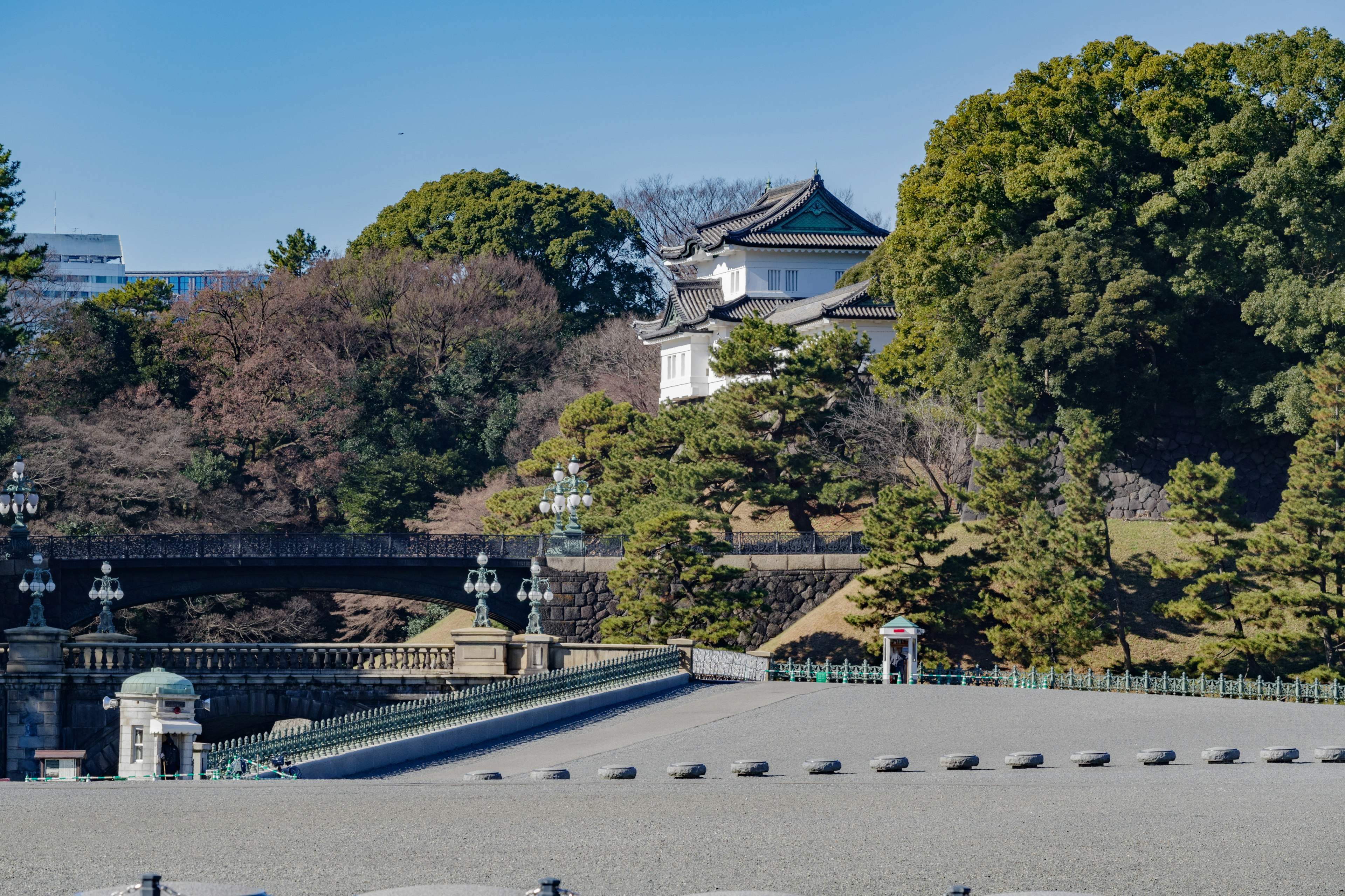 Pemandangan Istana Kekaisaran Tokyo dengan pepohonan lebat dan arsitektur bersejarah