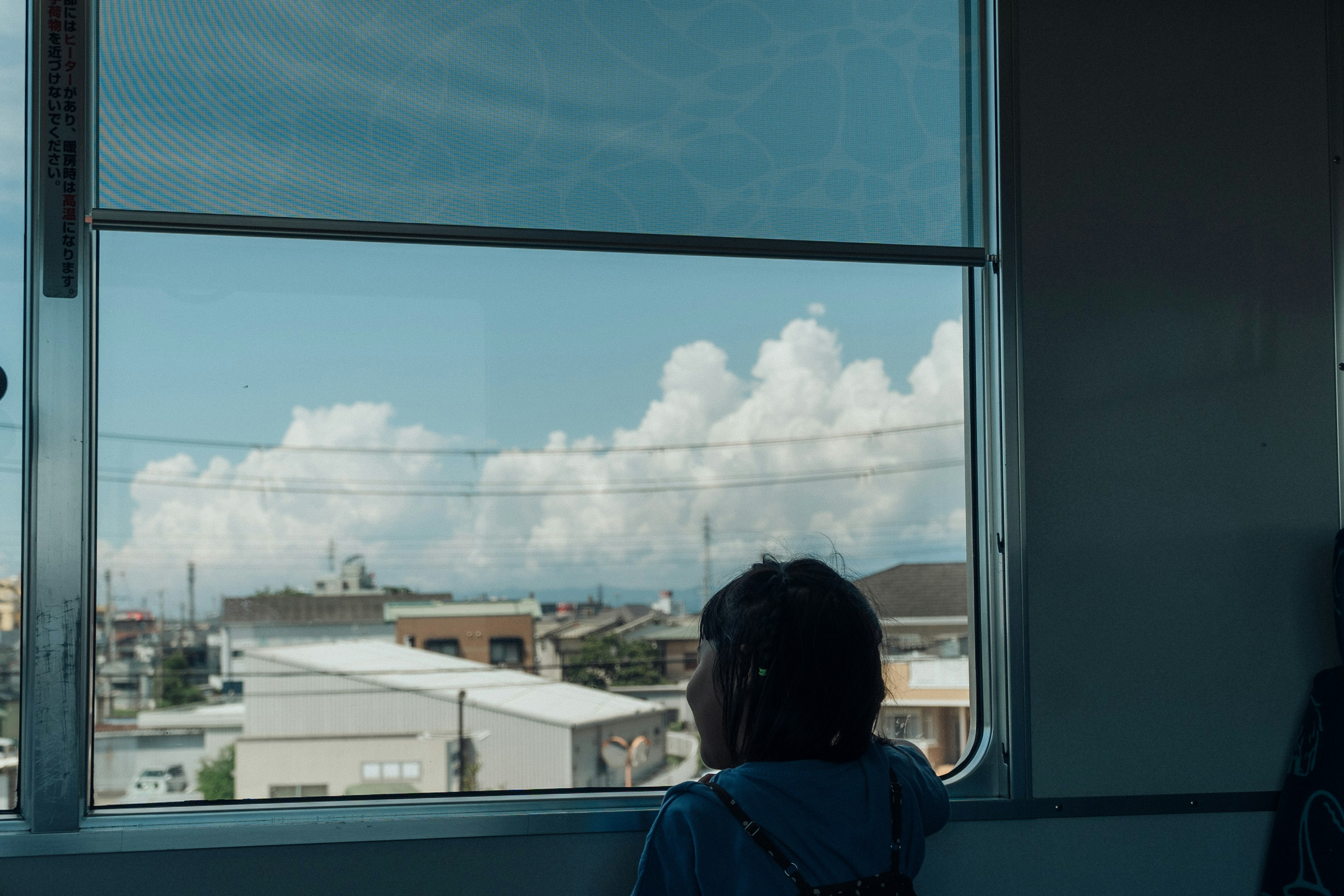 Un enfant regardant par la fenêtre une vue pittoresque