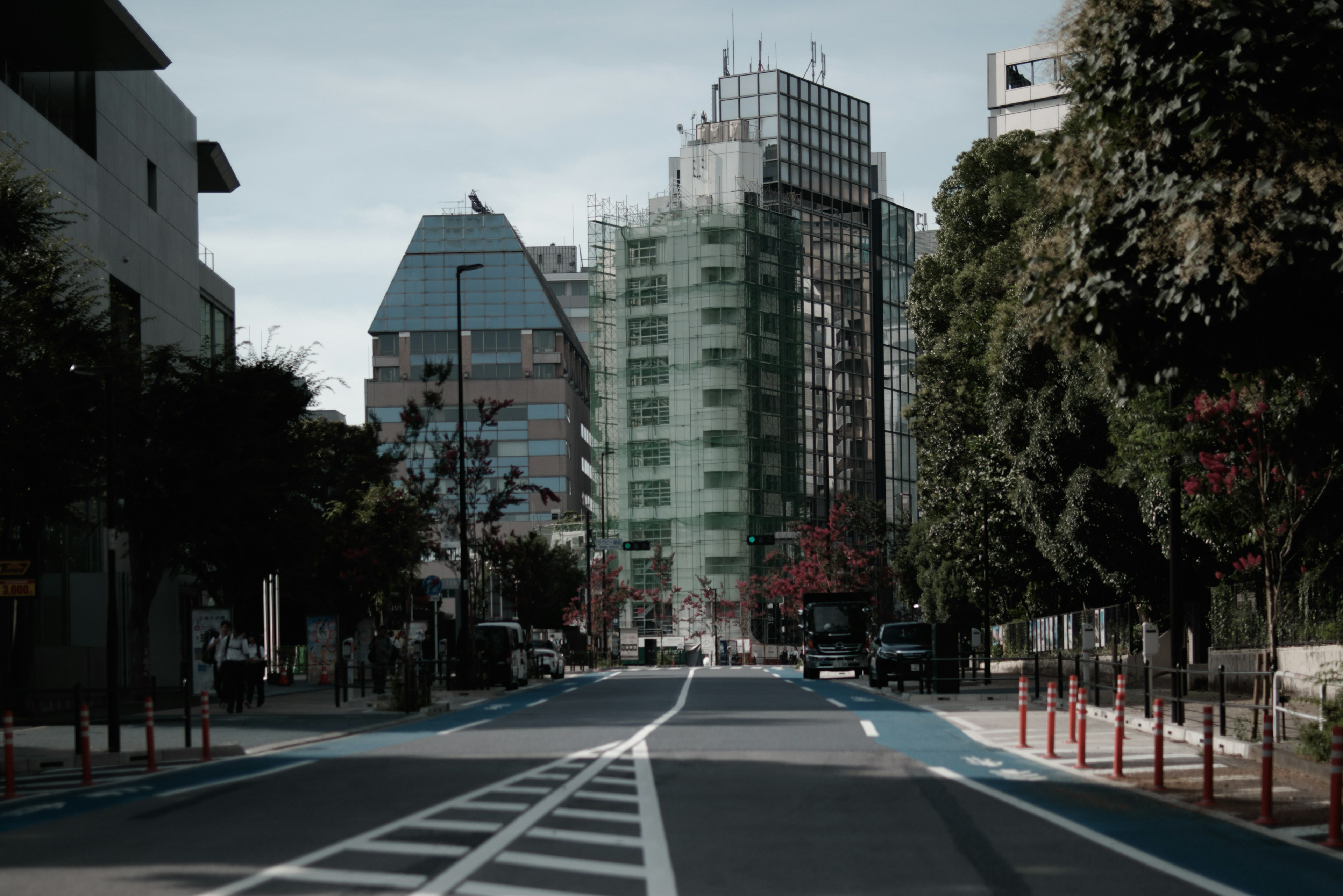 Stadtlandschaft mit einer Straße und modernen Gebäuden