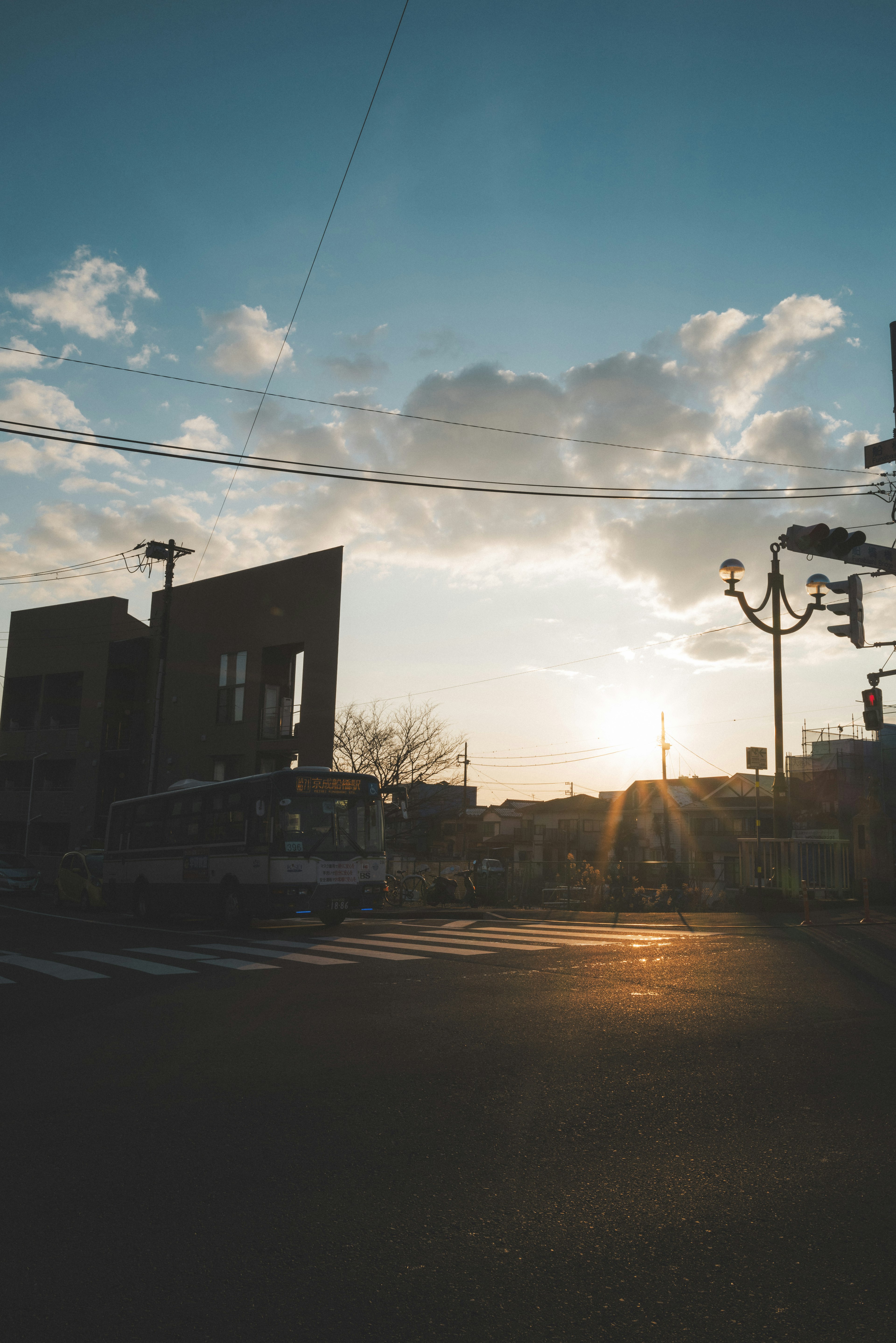 夕日が沈む街角の風景と建物