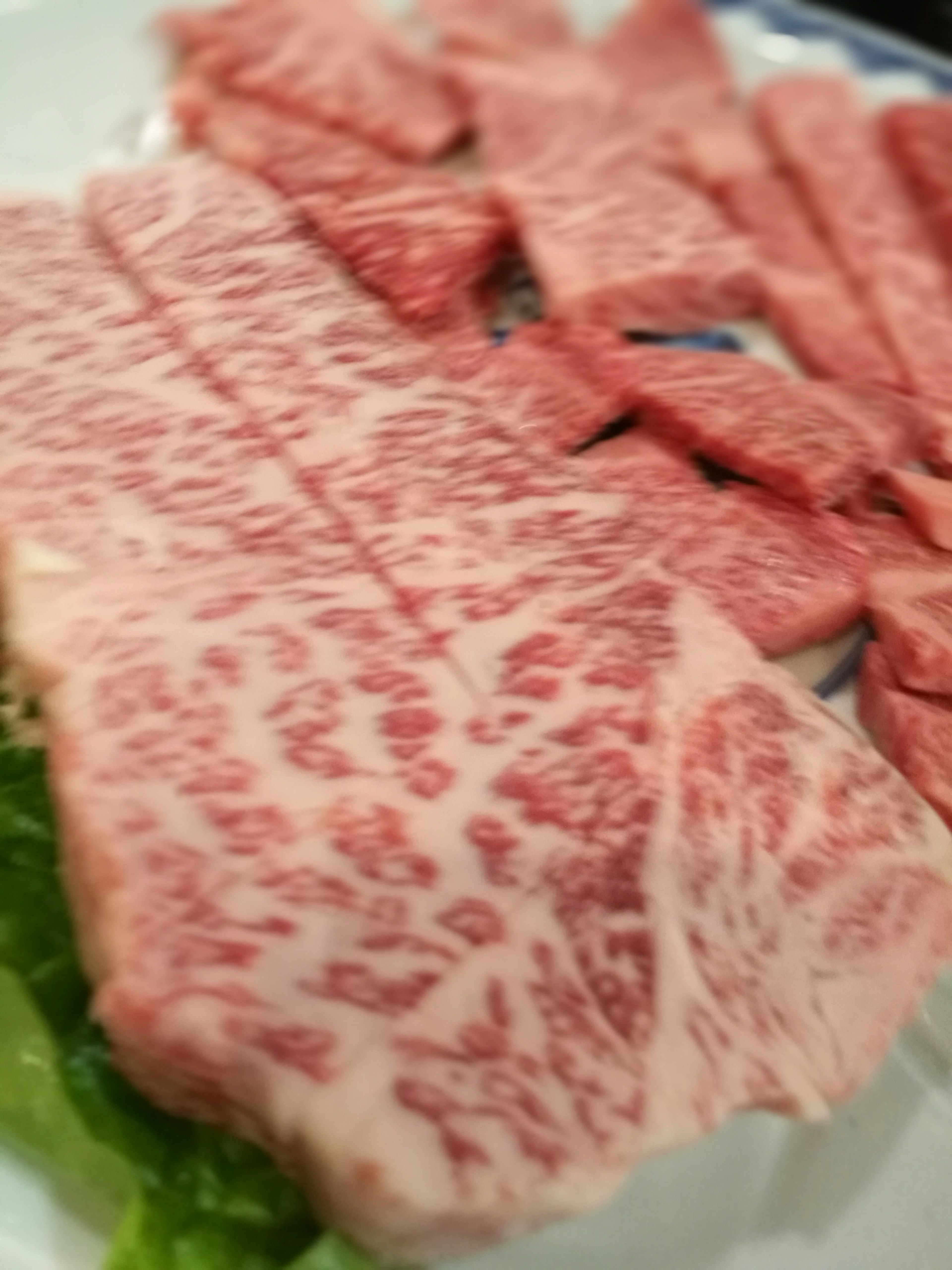 Piring berisi irisan daging Wagyu yang bermarmer indah