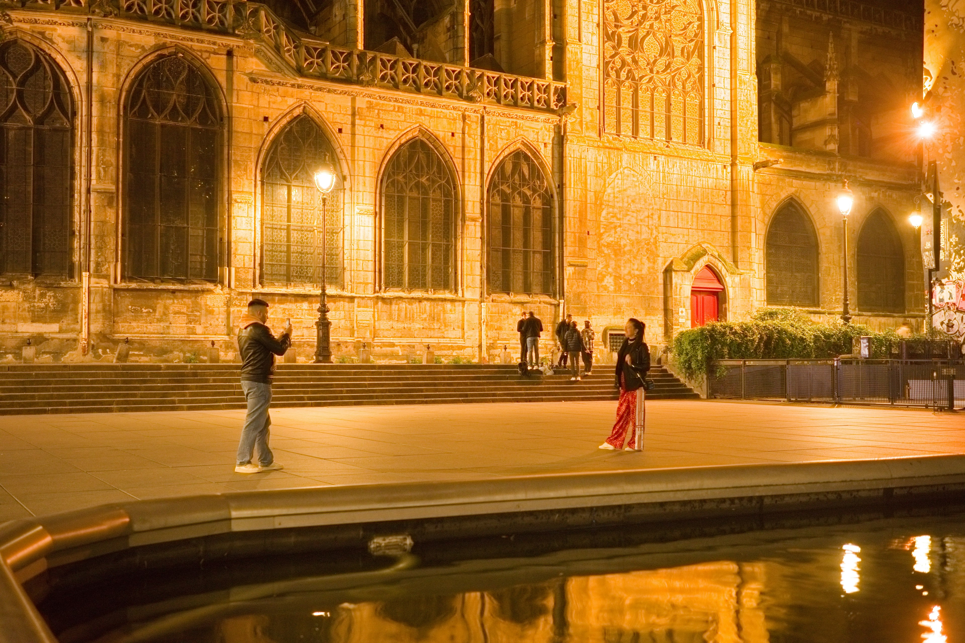 Persone vicino alla cattedrale di Strasburgo di notte