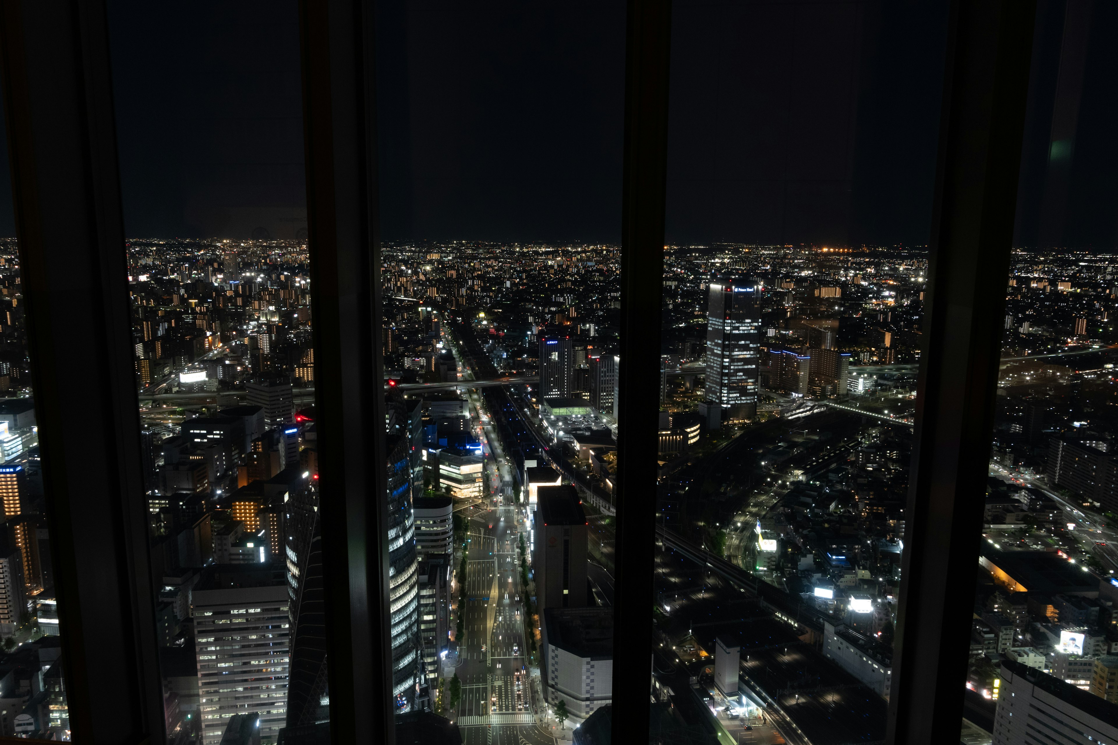 Vue panoramique d'une ville la nuit avec des gratte-ciels illuminés