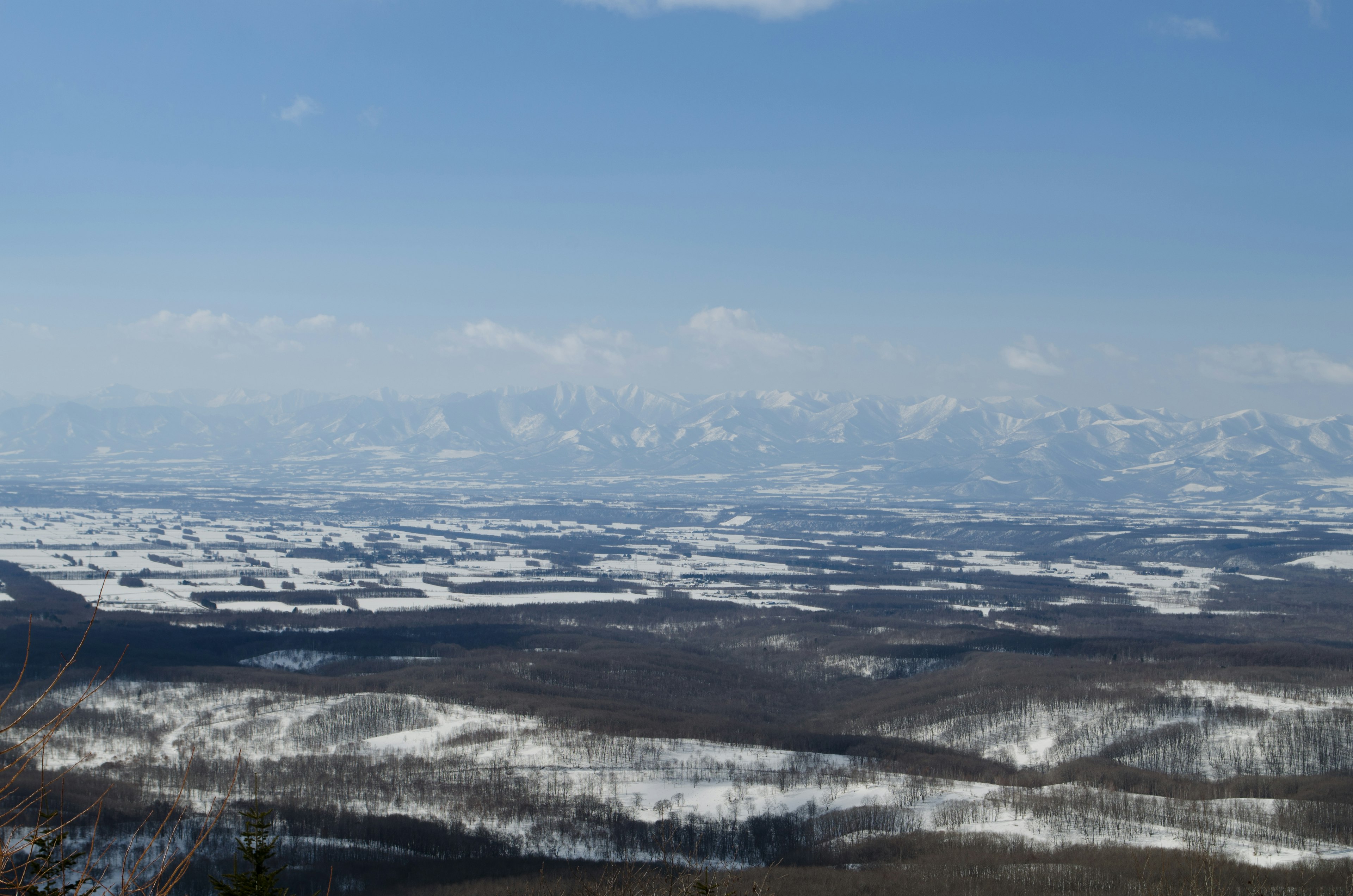 Schneebedeckte Berglandschaft mit weiten Ebenen