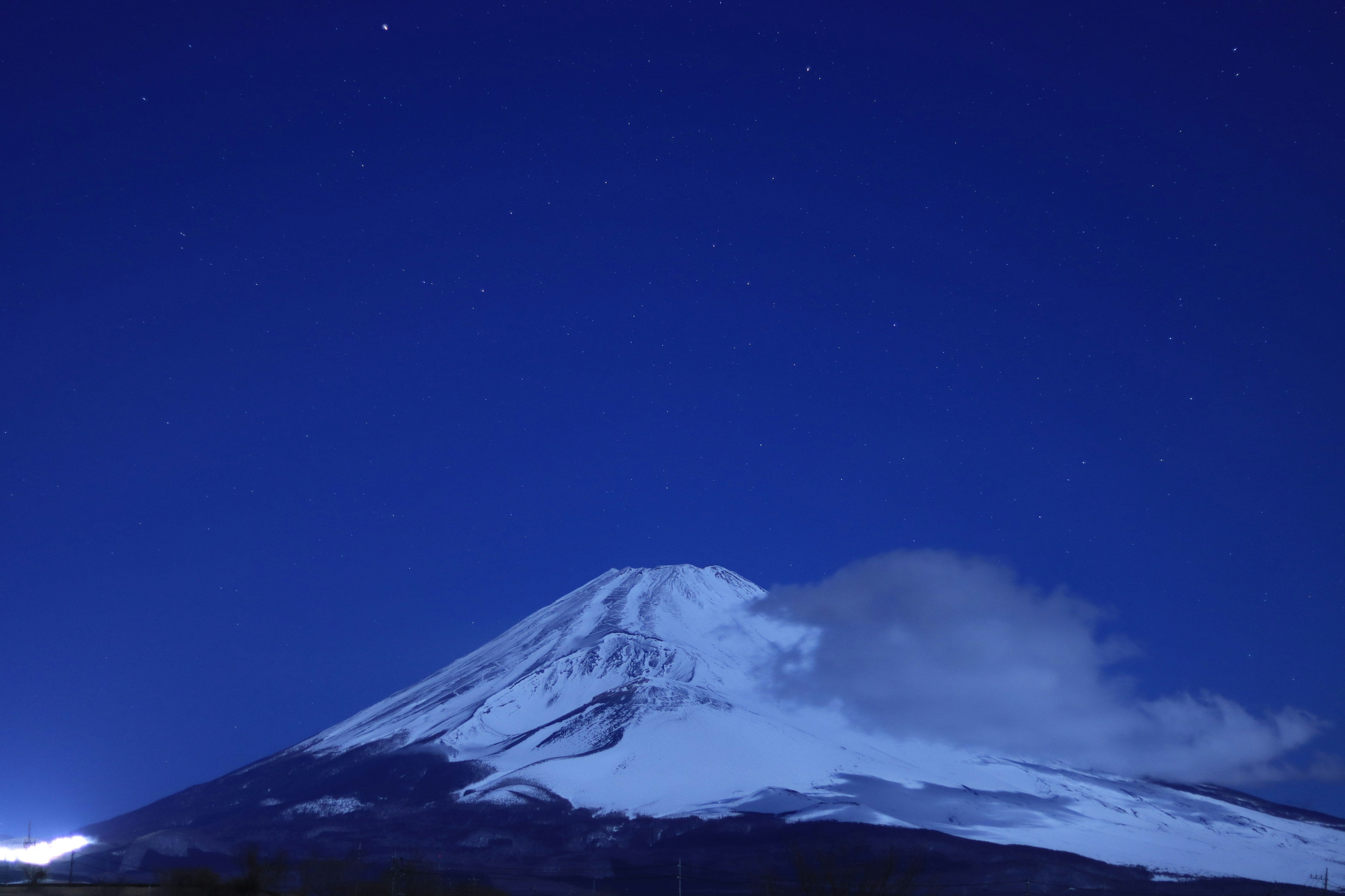 Pemandangan indah Gunung Fuji di bawah langit malam dengan puncak bersalju