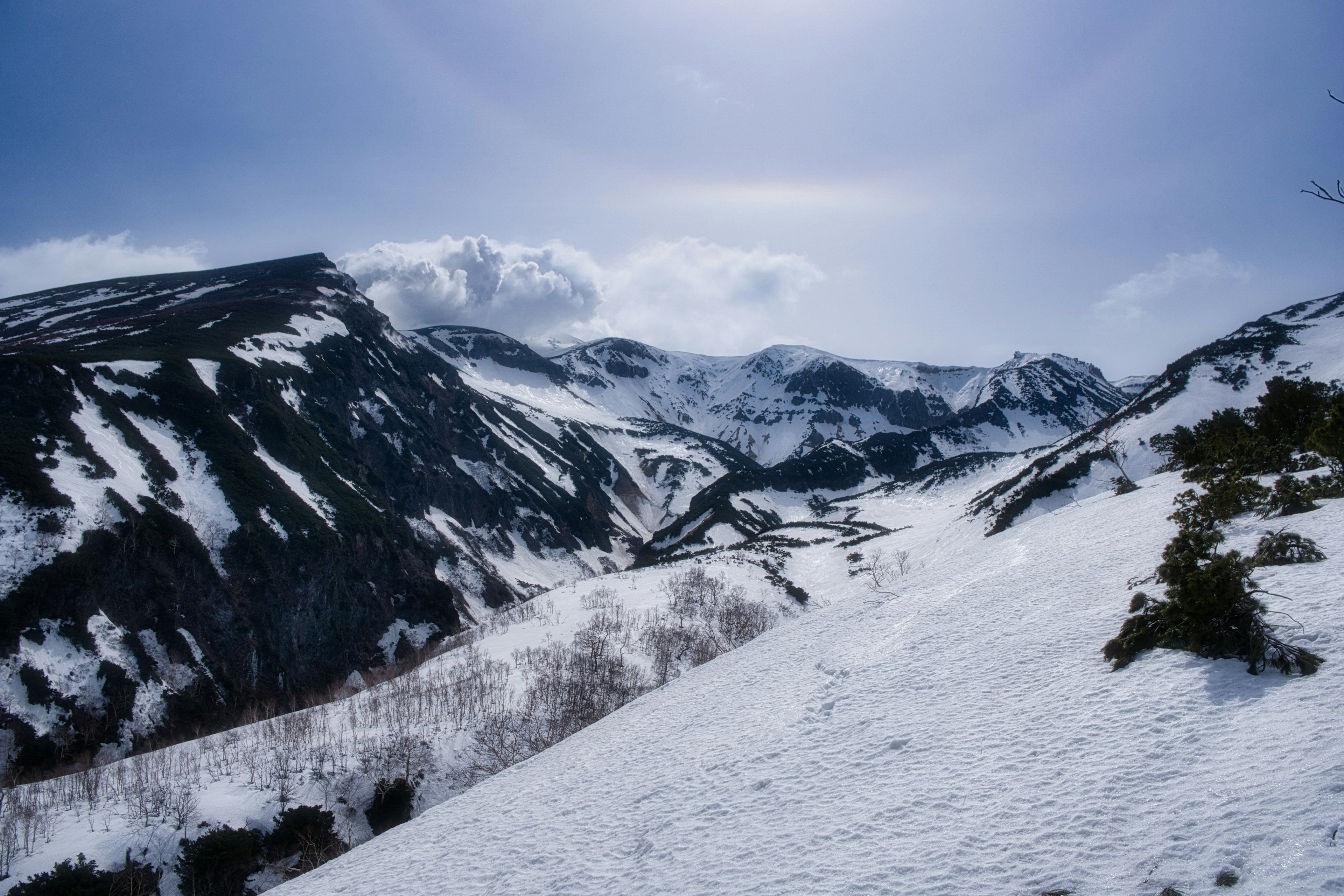 Montagnes enneigées sous un ciel bleu