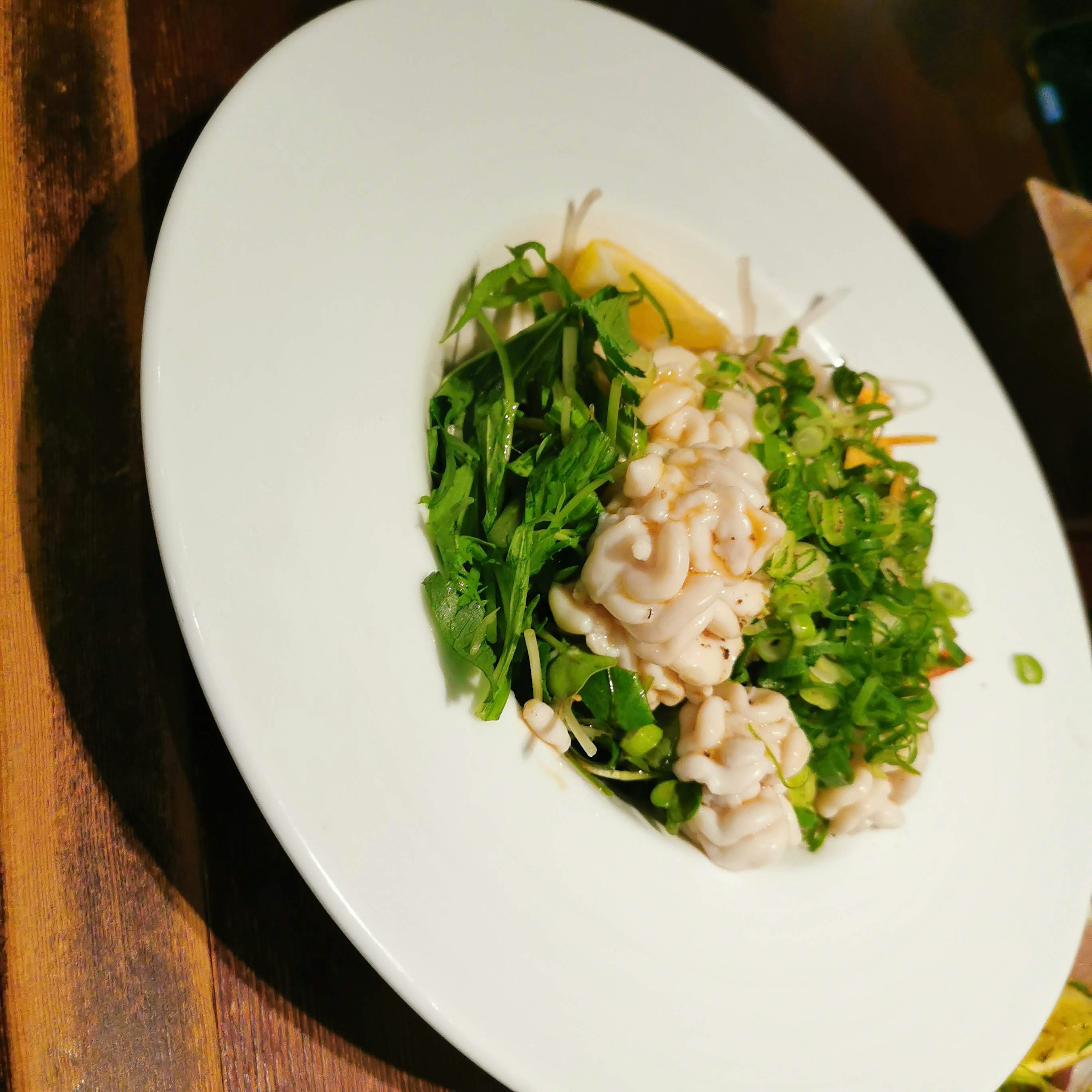 Ensalada de verduras frescas y mariscos en un plato