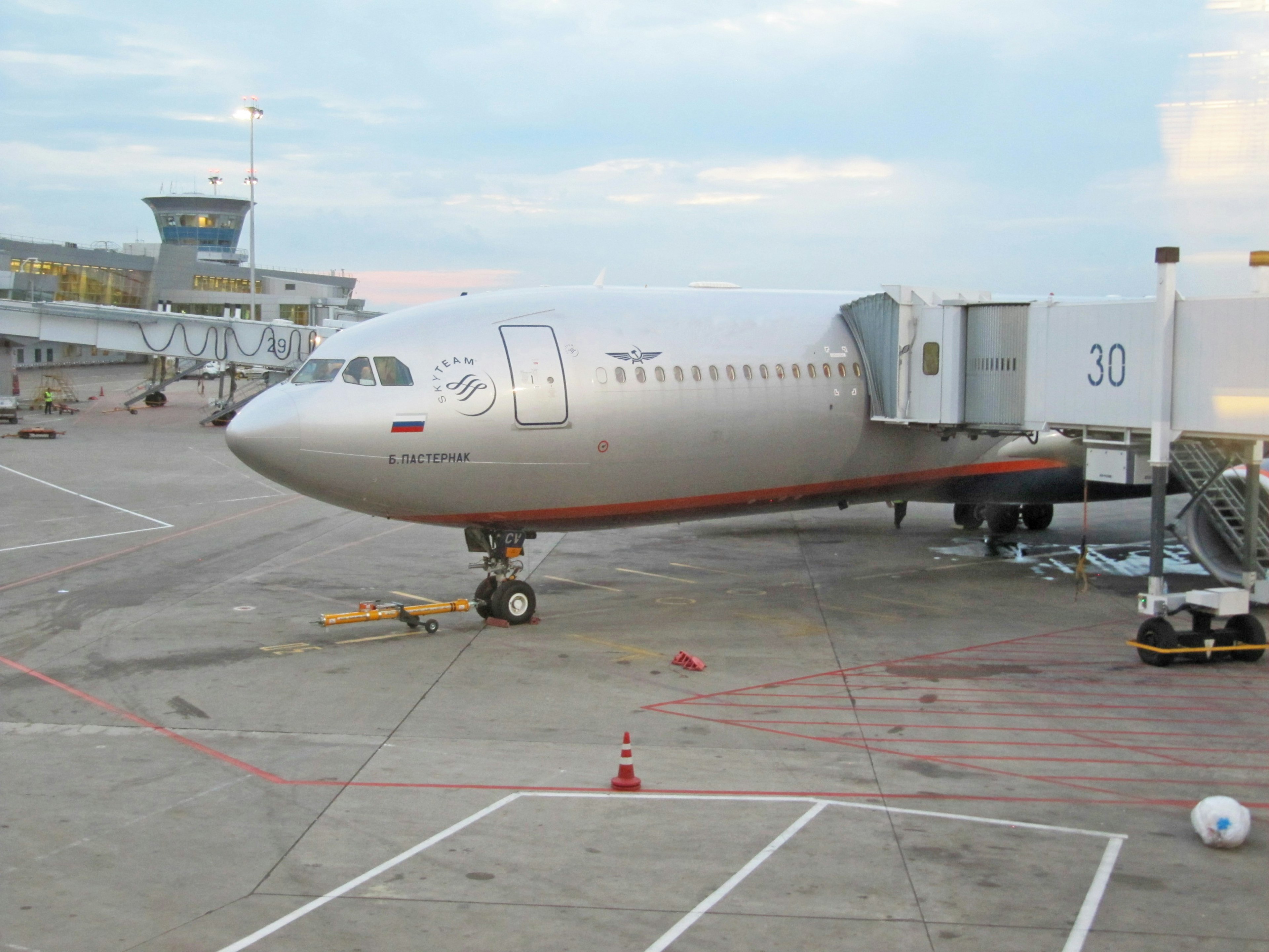 공항 터미널에 주차된 비행기와 탑승 게이트