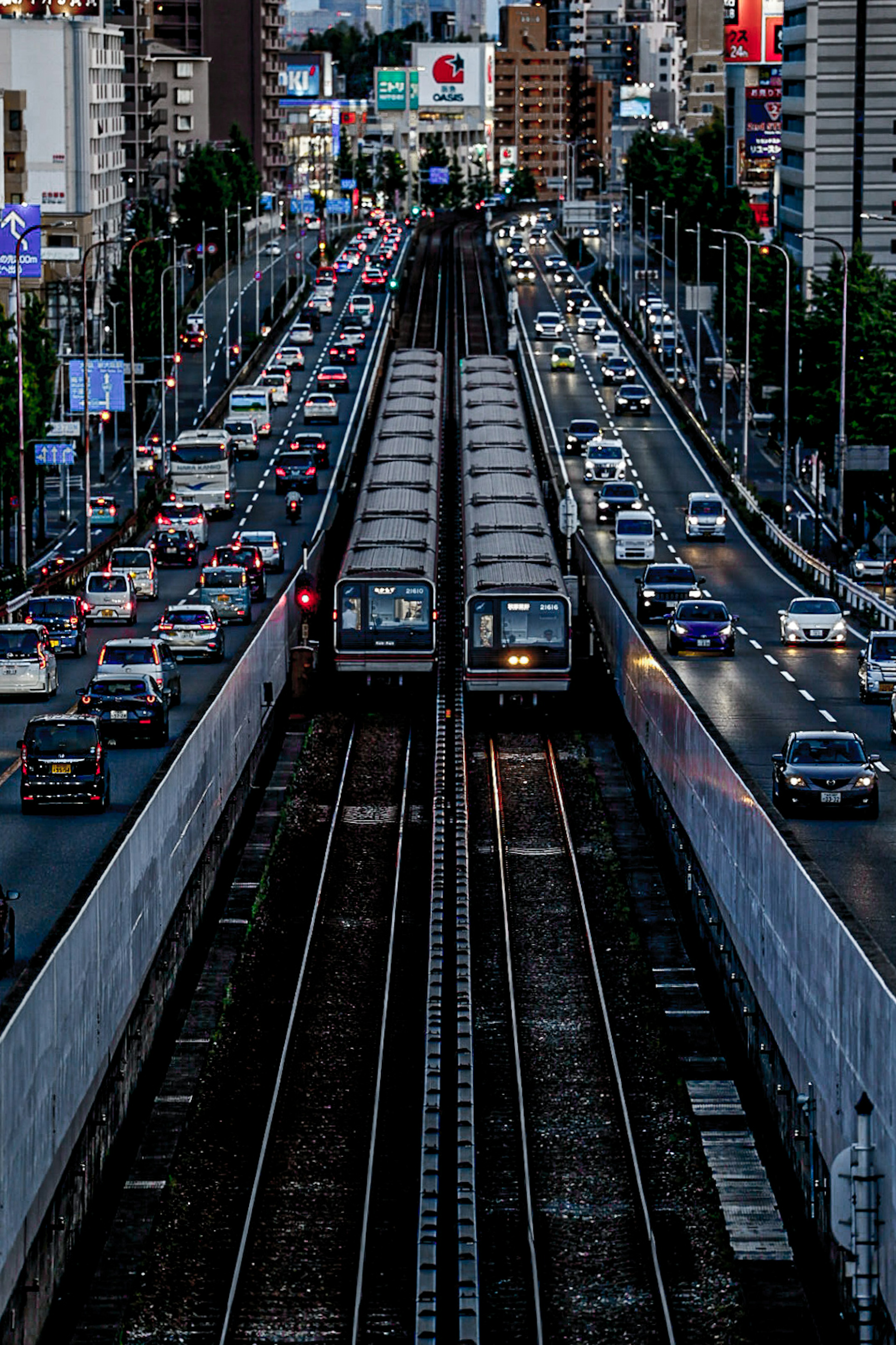 都市の鉄道と車両の交差点夜景