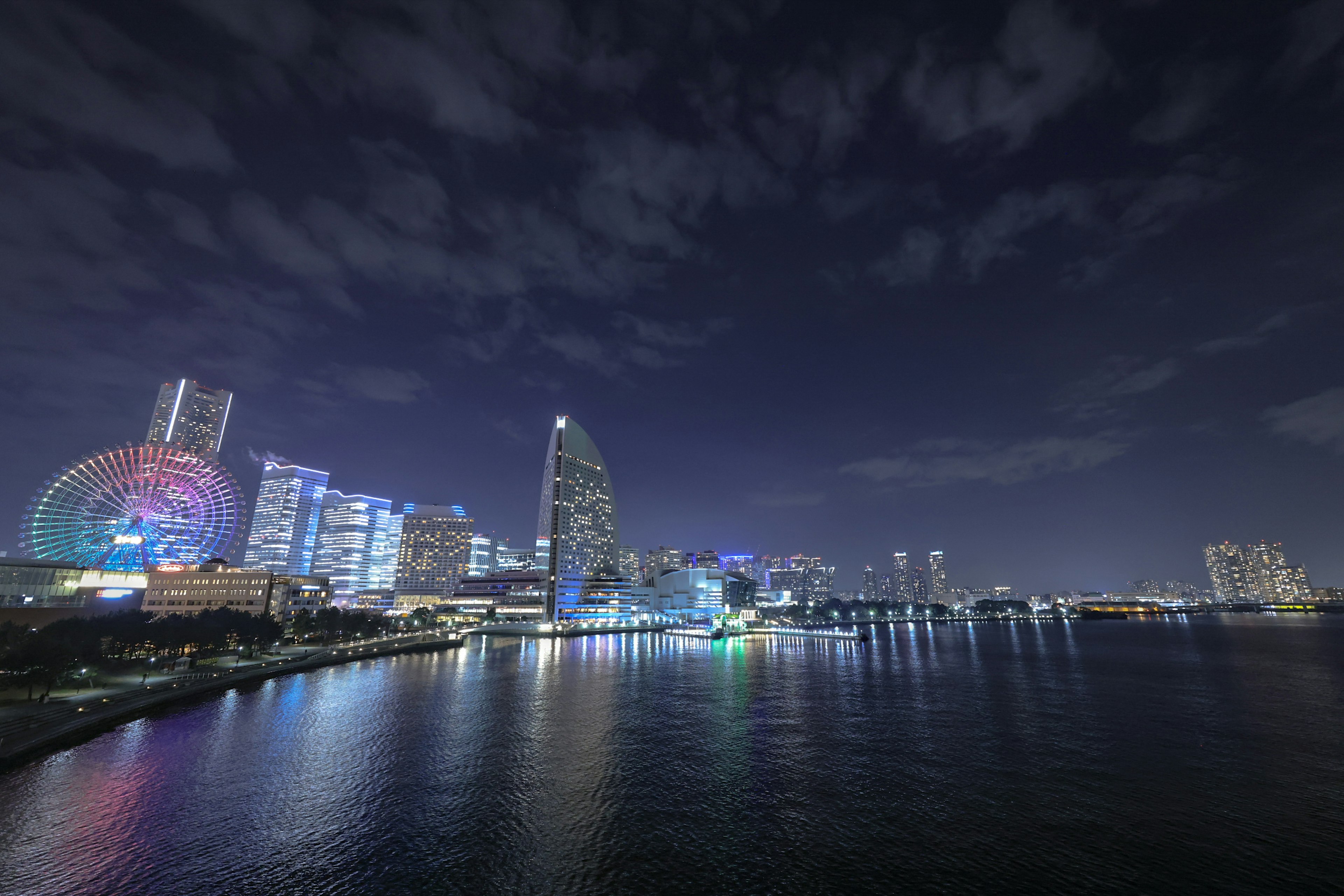 夜の都市景観 高層ビルと水面の反射 カラフルな照明