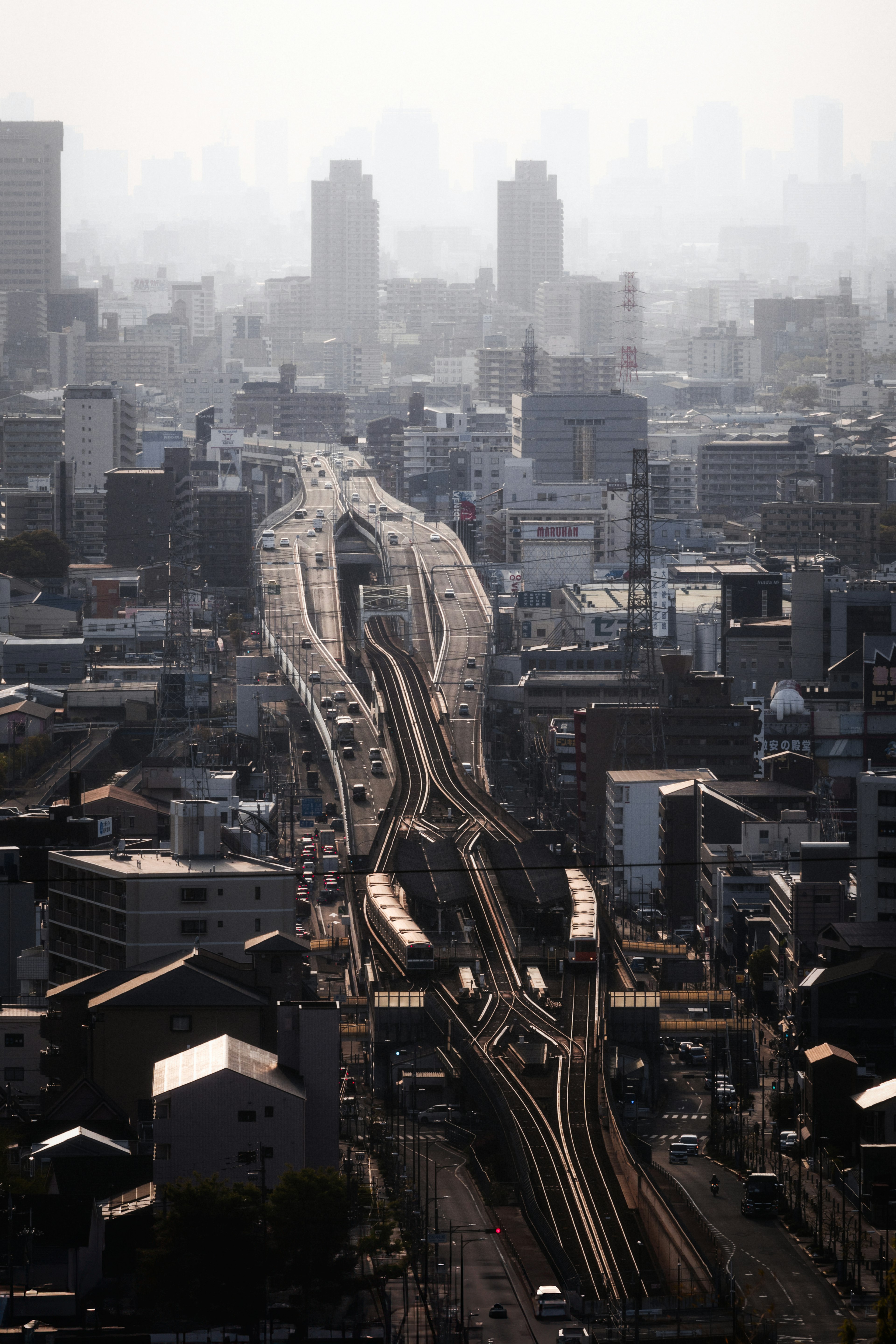 Vista di una ferrovia elevata urbana e dello skyline che si snoda tra gli edifici