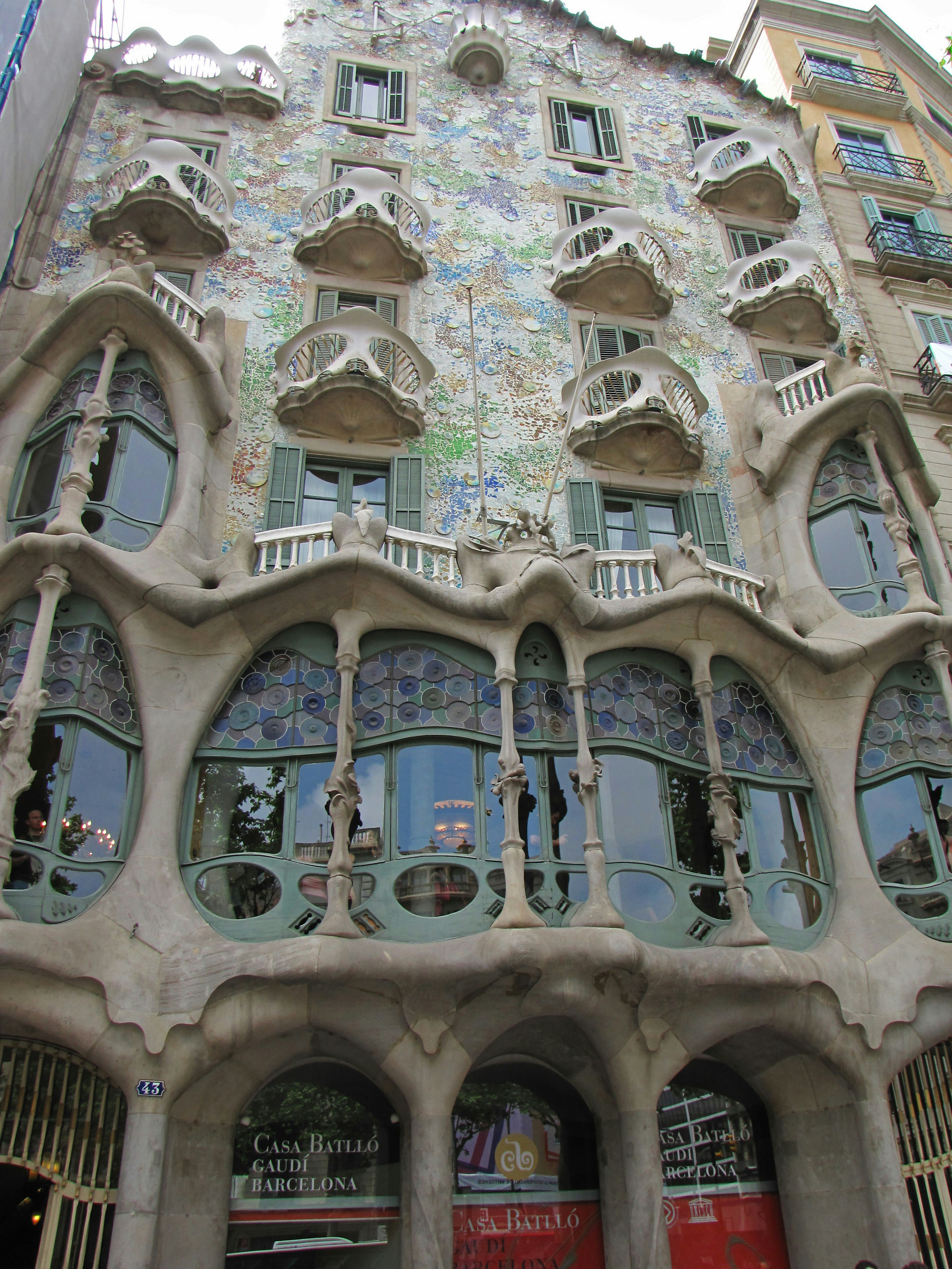 Mặt tiền của Casa Batlló thể hiện phong cách kiến trúc độc đáo của Gaudí