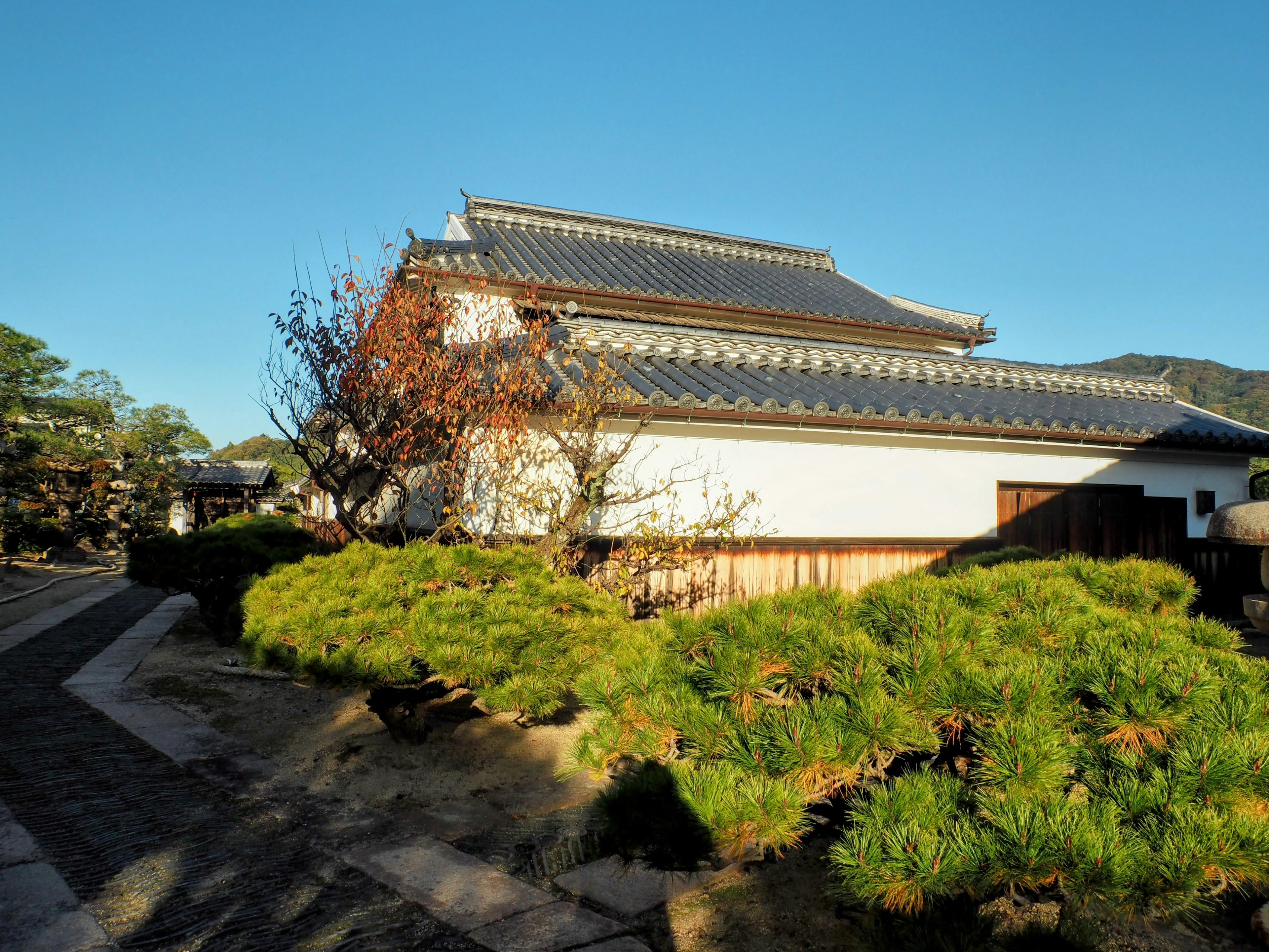 Edificio japonés tradicional con un hermoso paisaje de jardín