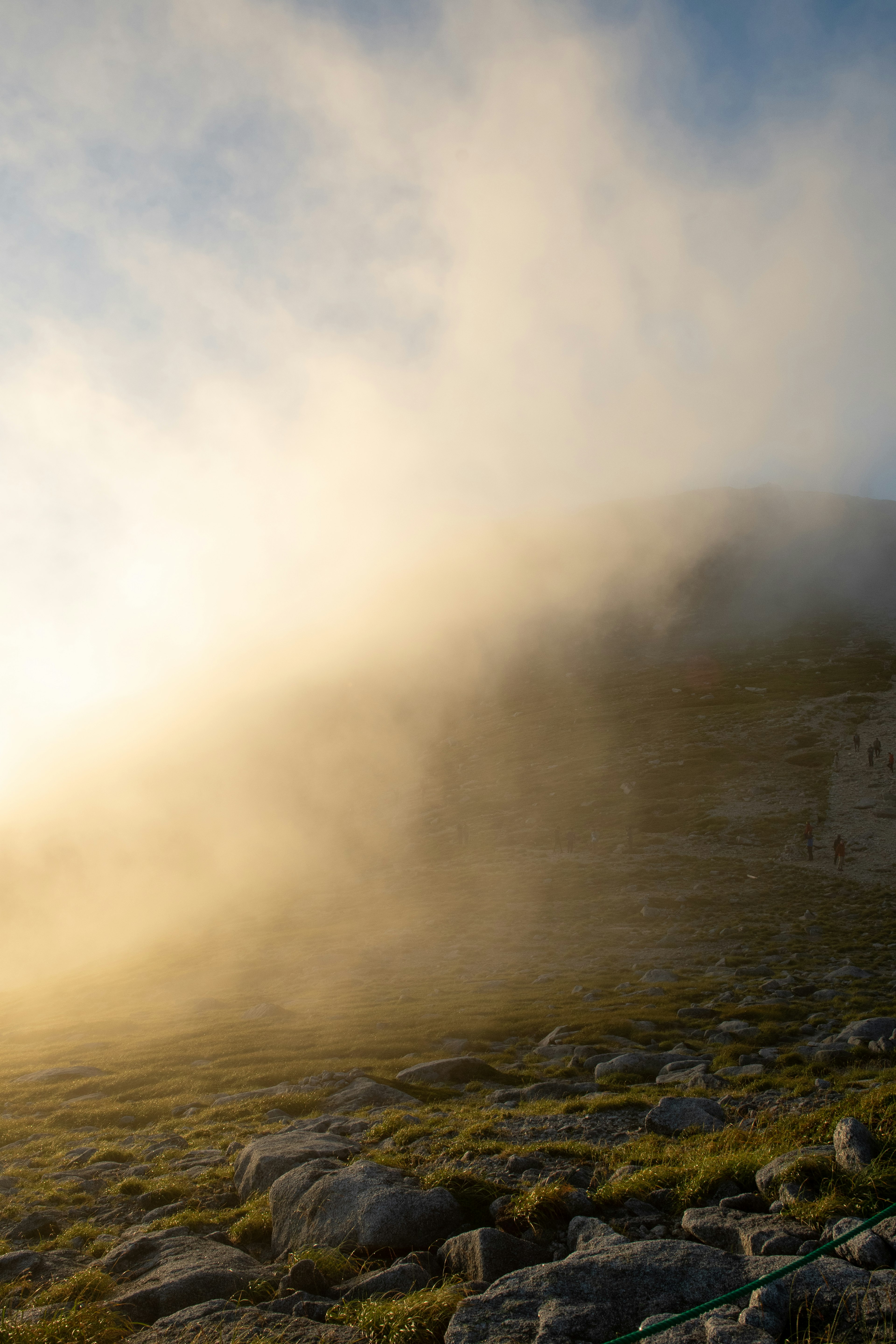 Paesaggio montano avvolto nella nebbia luce solare che filtra