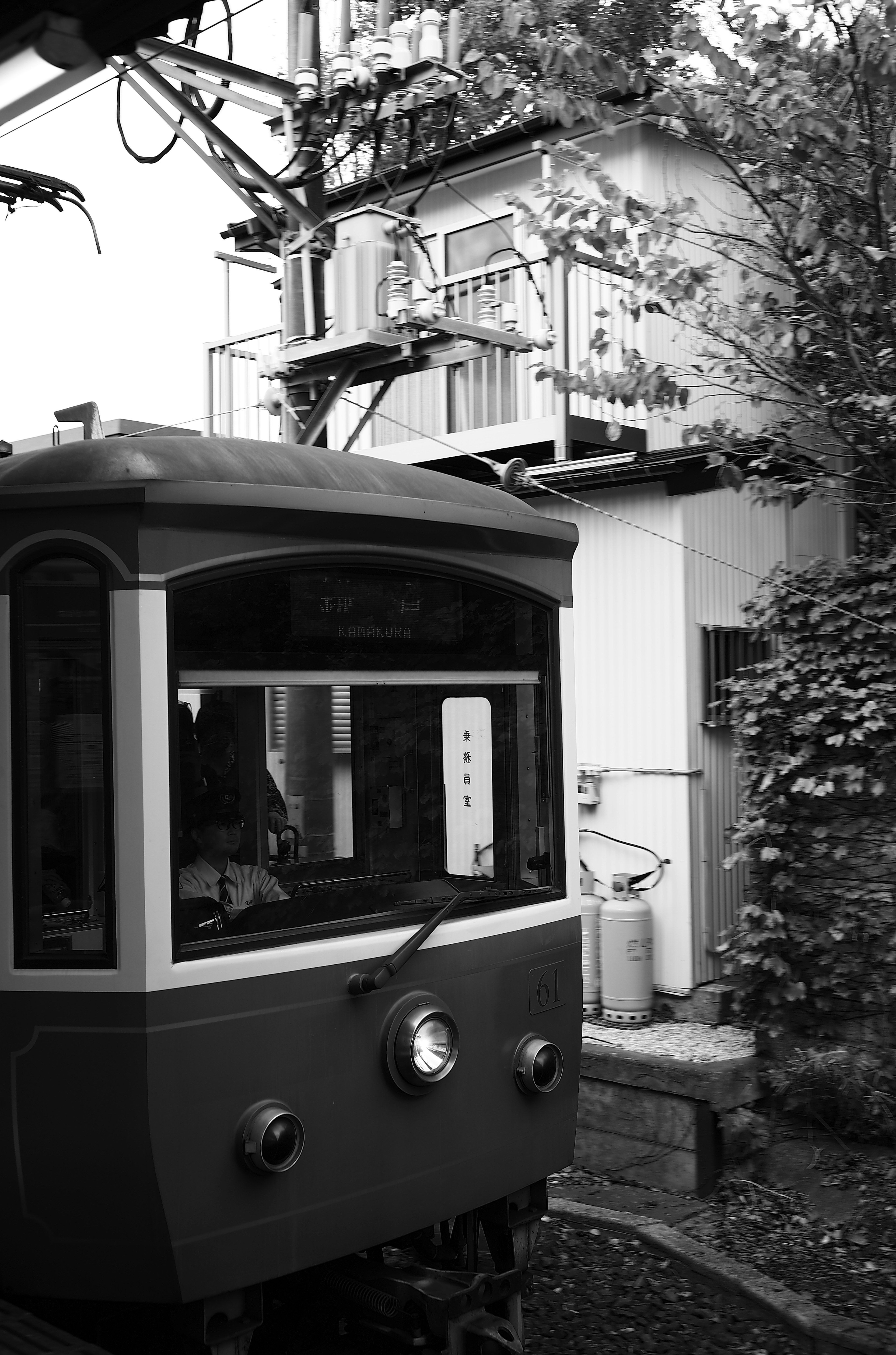 モノクロの列車と周囲の建物の風景