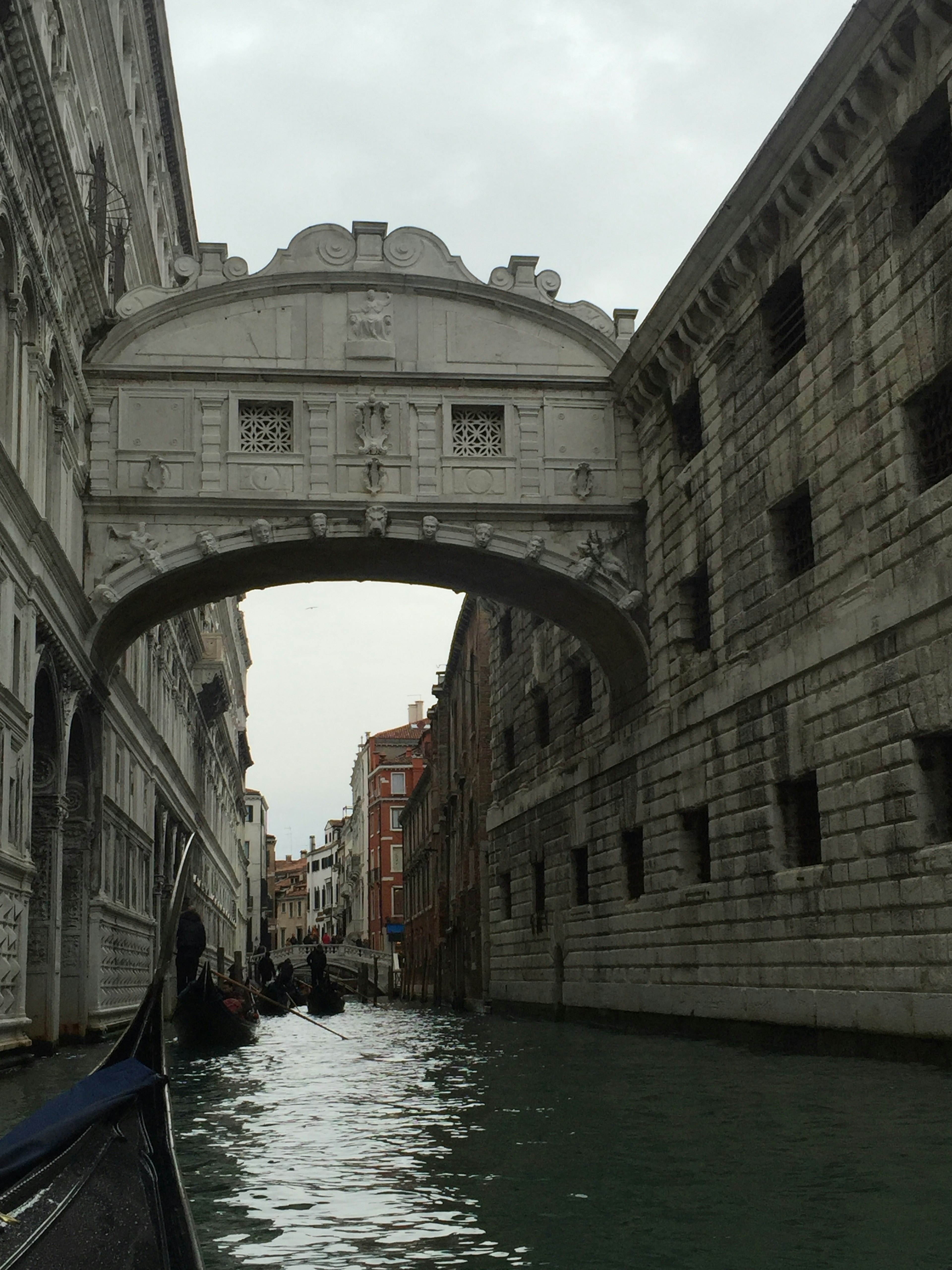 Vista del famoso Ponte dei Sospiri su un canale a Venezia