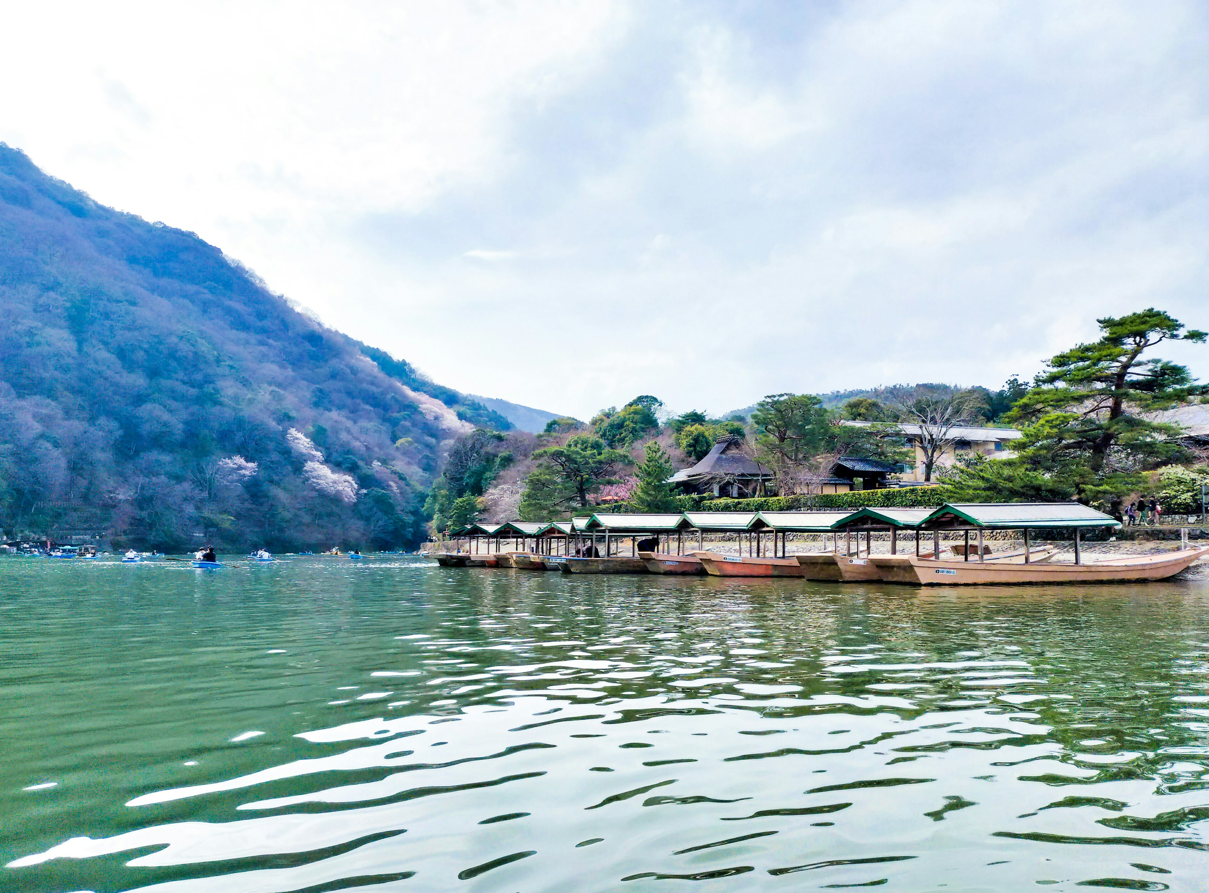 湖面上的傳統建築和背景中的山