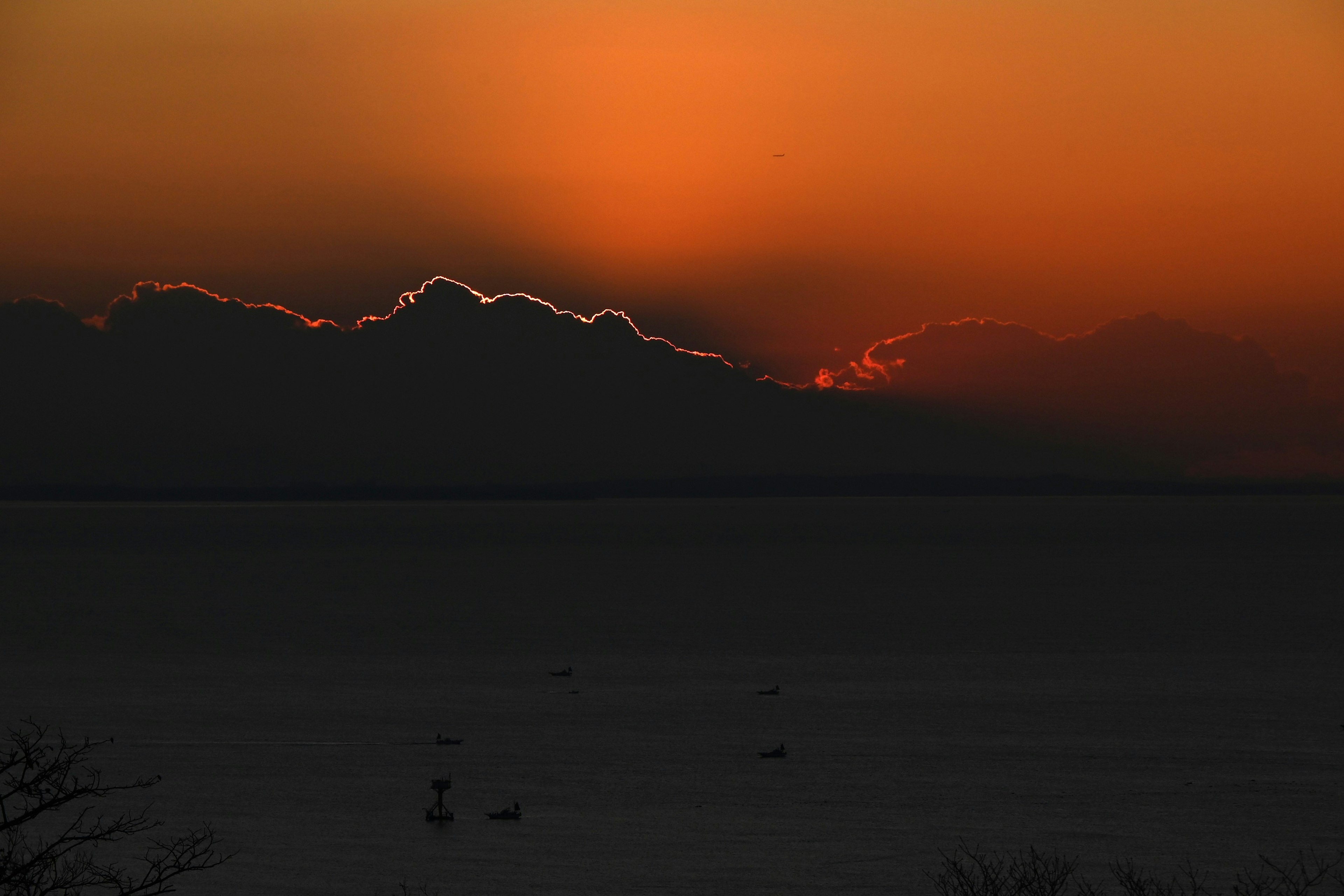 Bellissimo tramonto con la luce del sole che filtra tra le nuvole