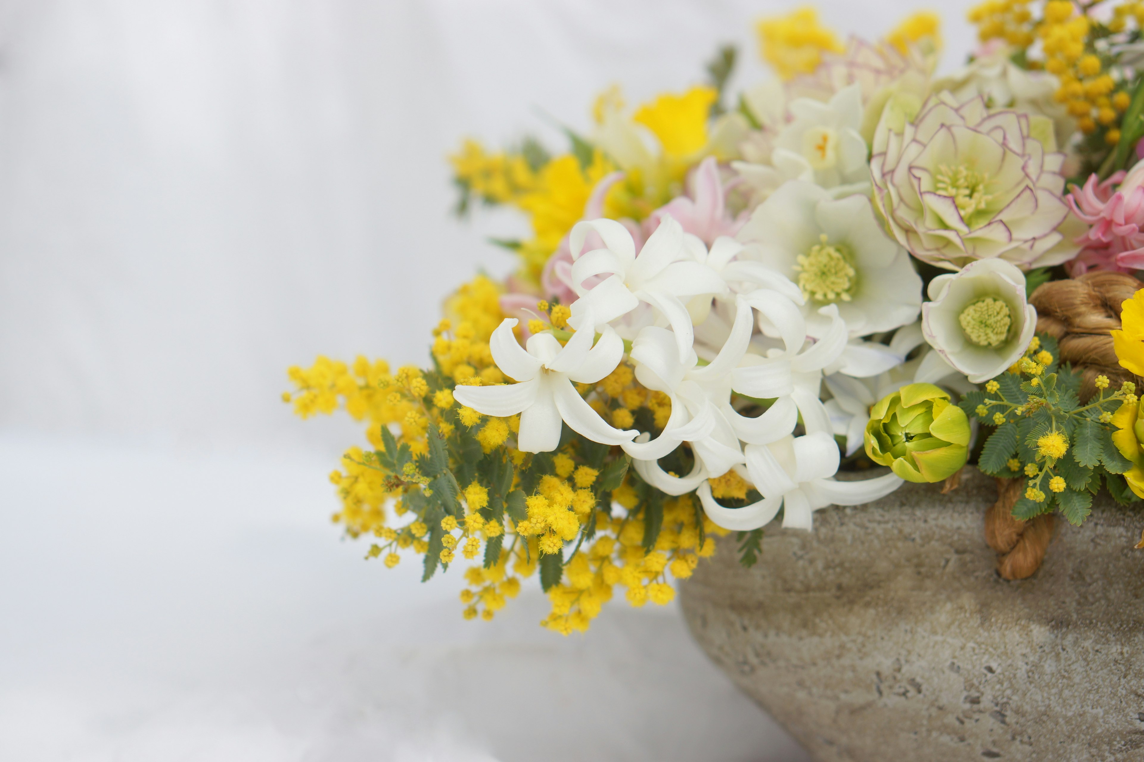 Beau bouquet avec des fleurs blanches et jaunes