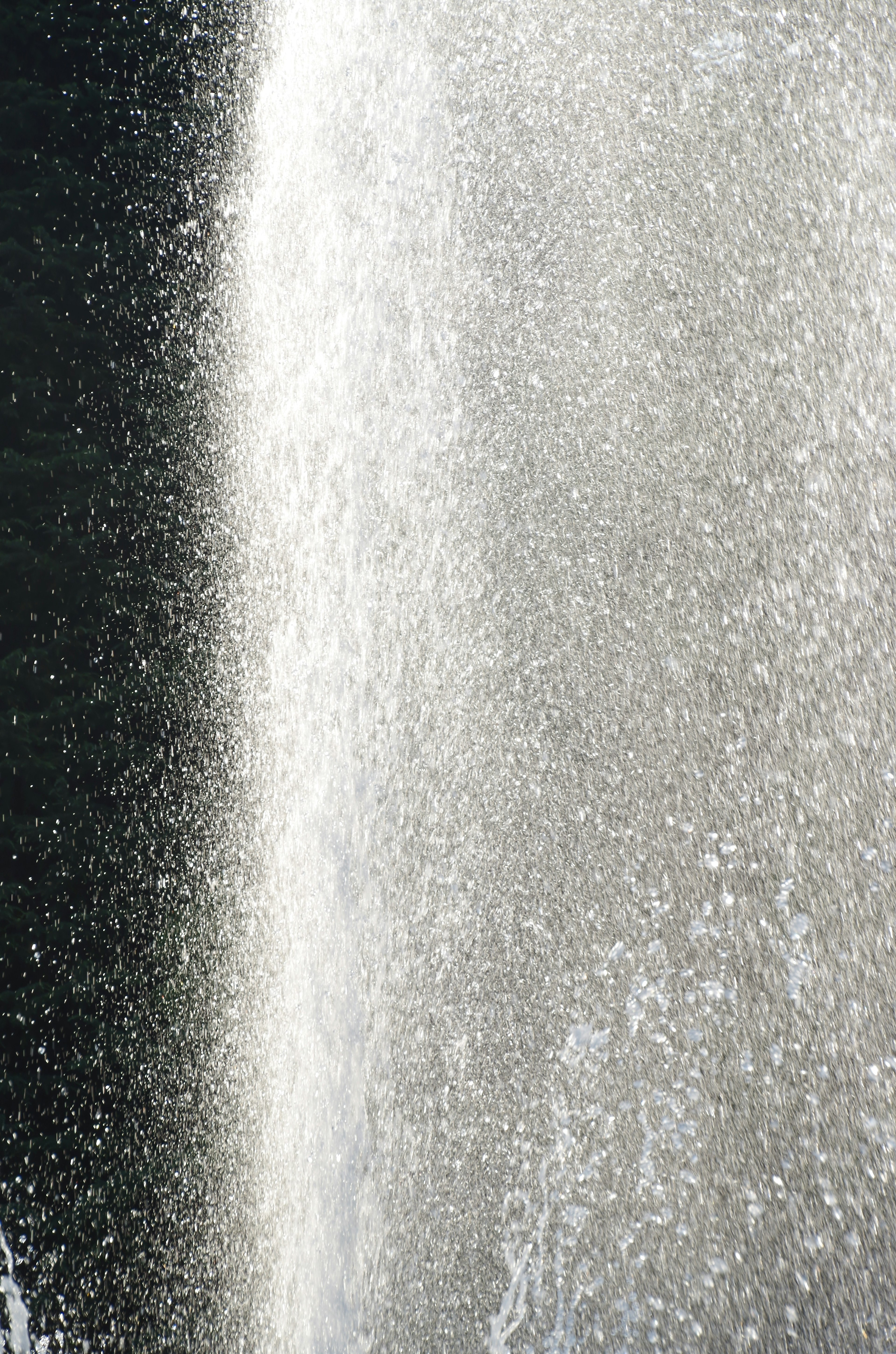 Una fuente de agua brillante con gotas centelleantes y reflejos de luz