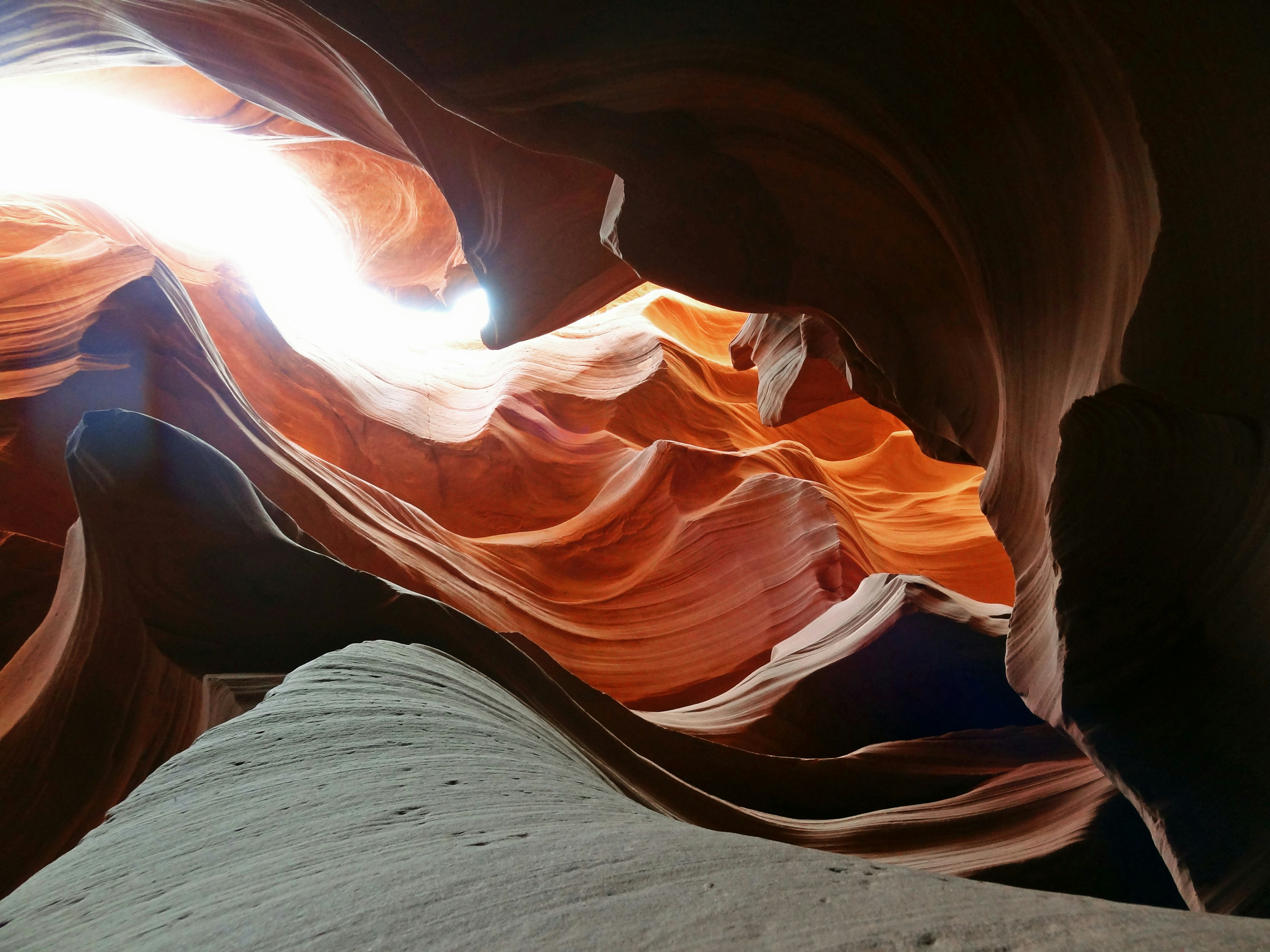 Impresionante vista dentro del cañón Antelope Luz iluminando las formaciones rocosas