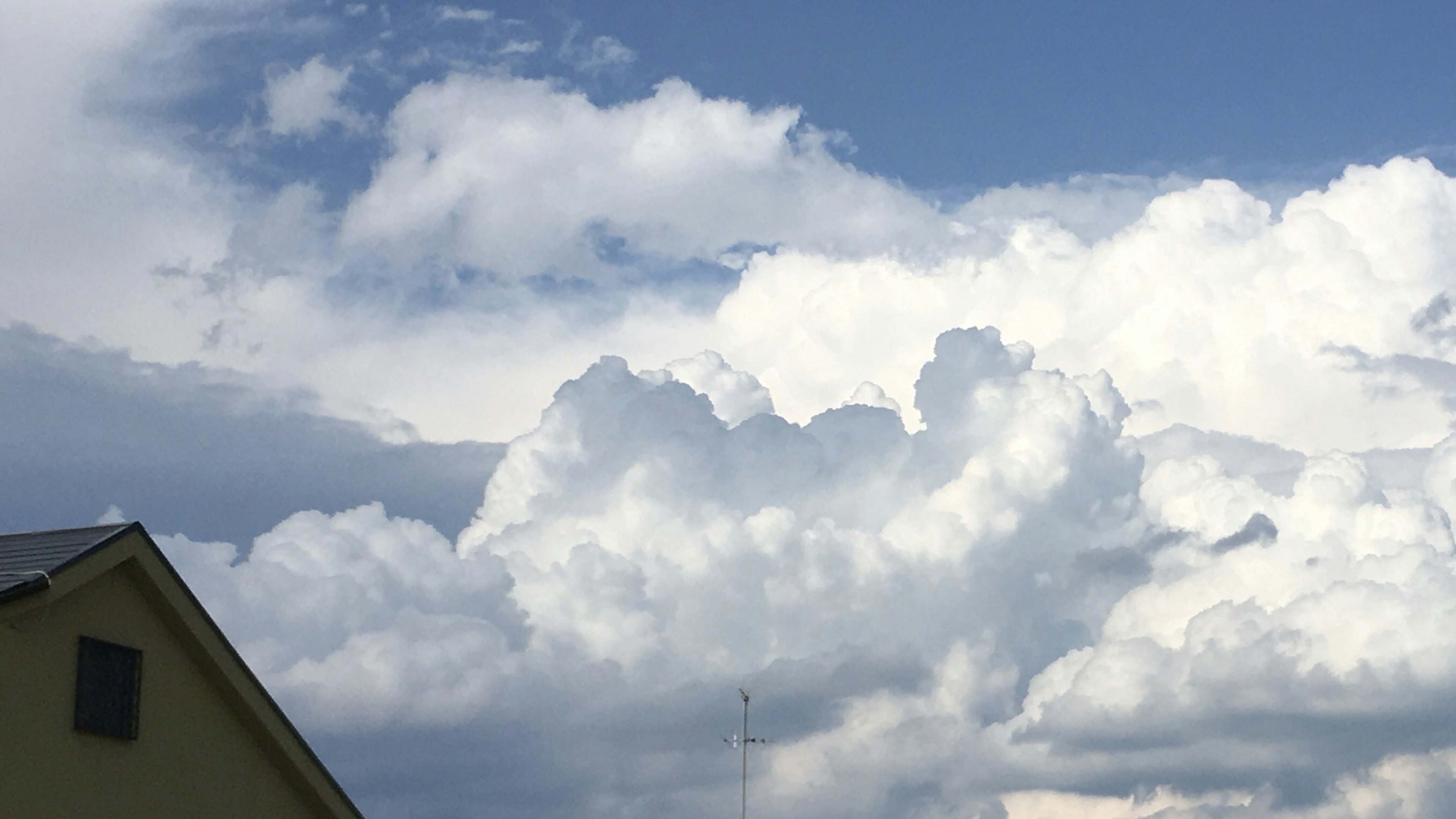 青空にふわふわした白い雲が広がる風景