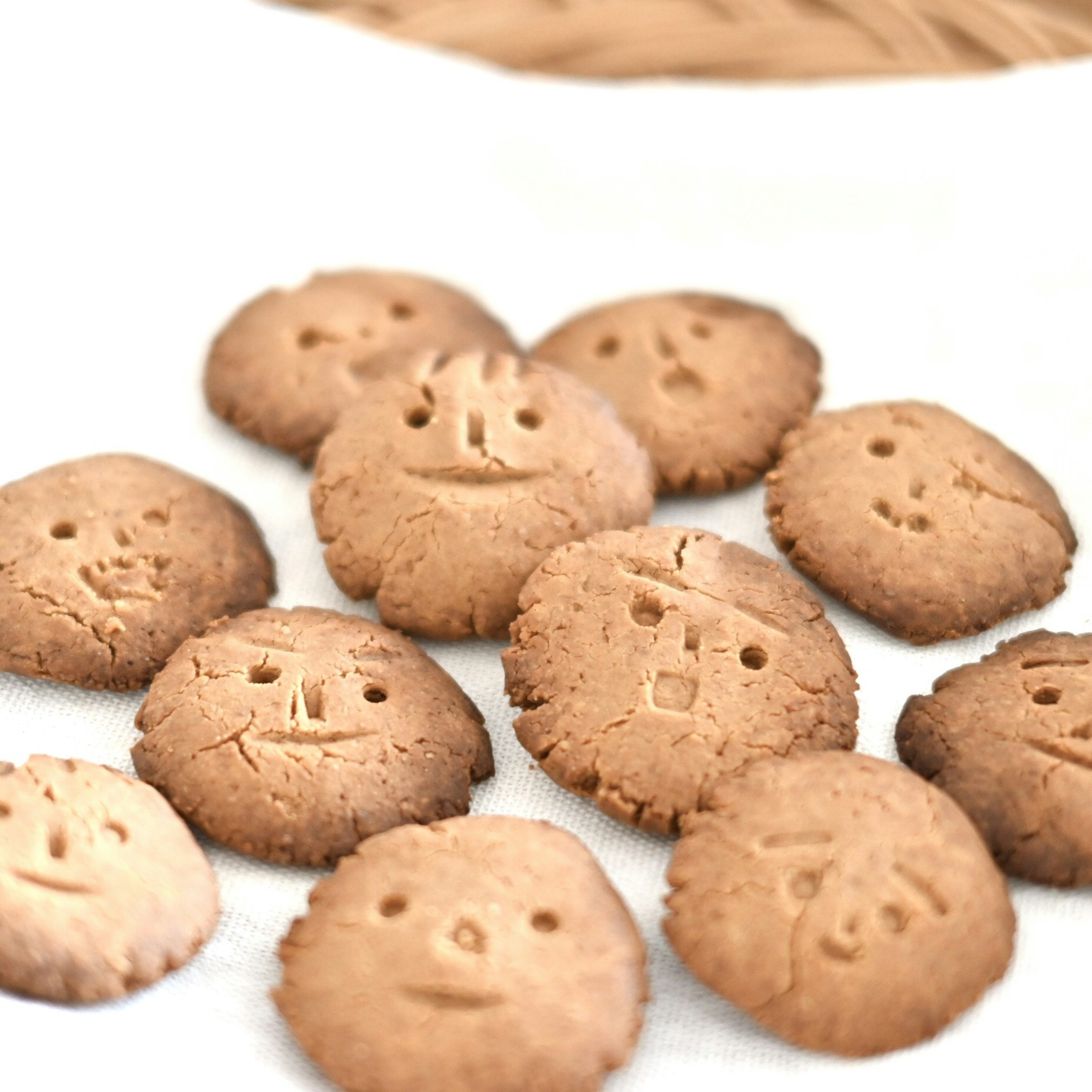 Biscuits en forme de visages disposés sur une assiette